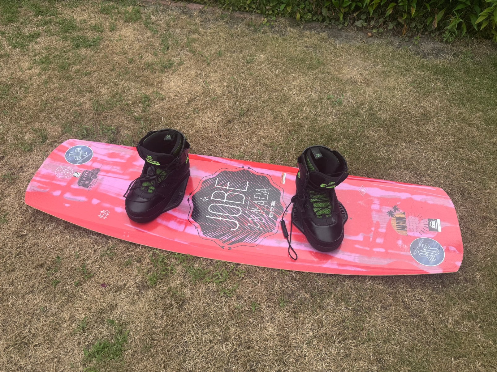 Jobe Armada 137 wakeboard + Jobe Nitro bindingen (40-41), Watersport en Boten, Wakeboarden, Ophalen, Gebruikt, Board en Schoenen