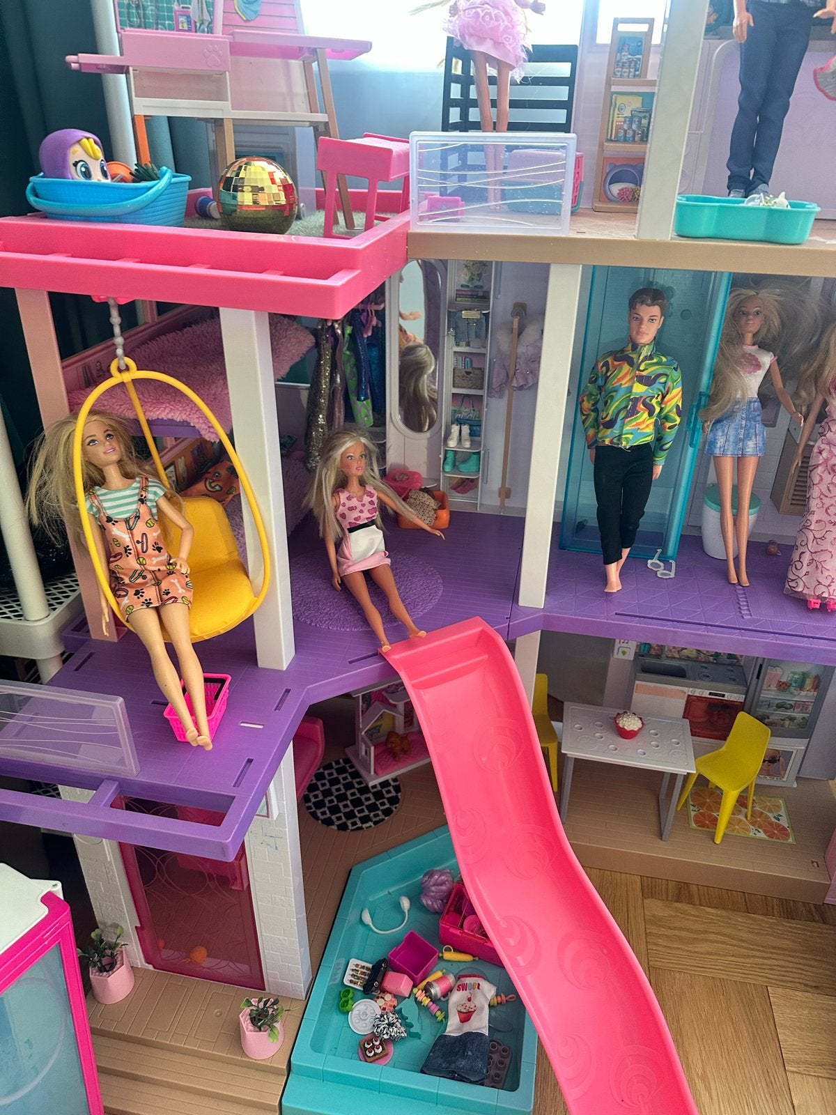 Barbie Droomhuis met 15 poppen en veel accessoires, Ophalen, Gebruikt, Poppenhuis