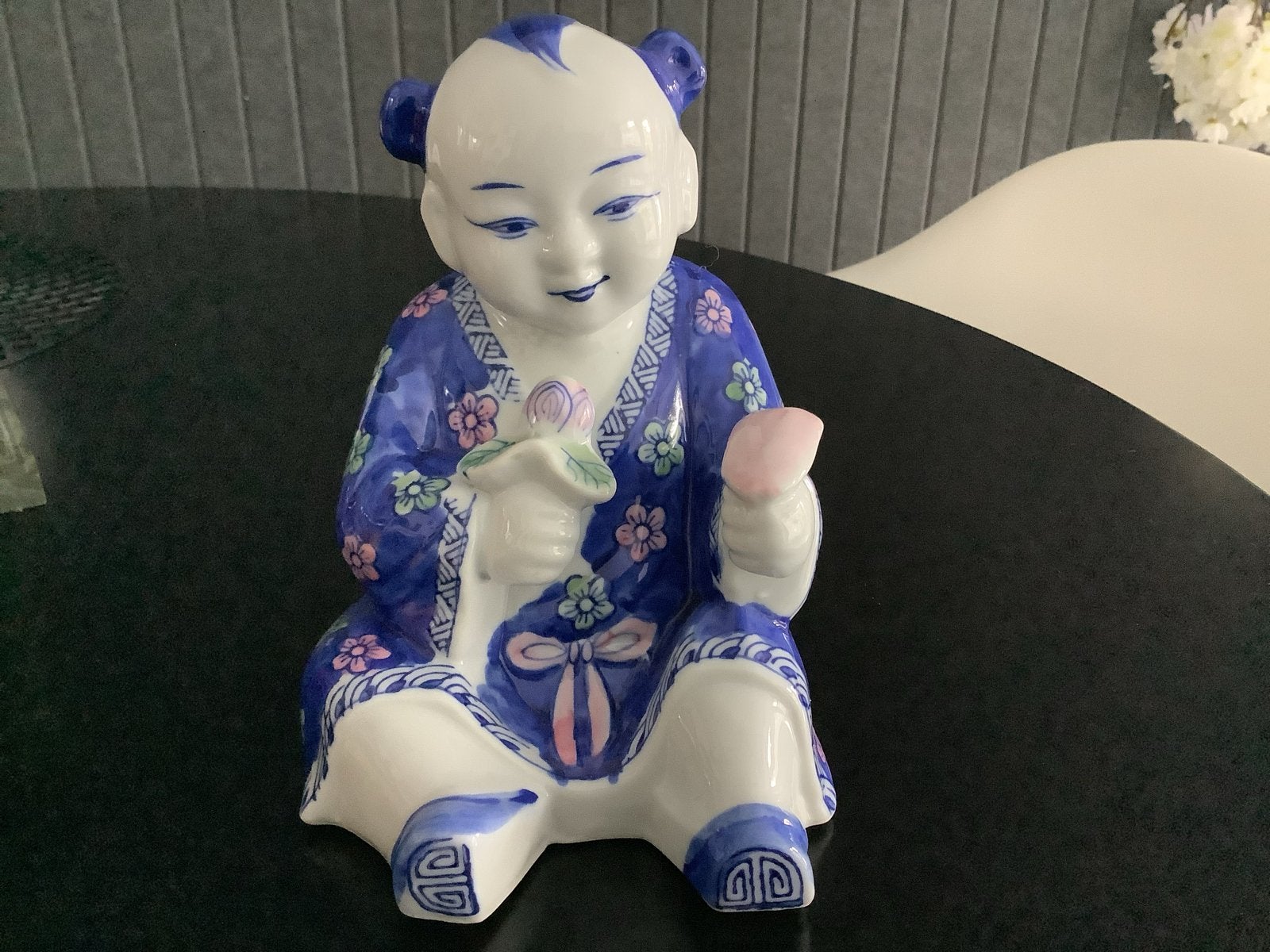 Chinees Porseleinen Beeldje van Zittend Kind, Ophalen of Verzenden