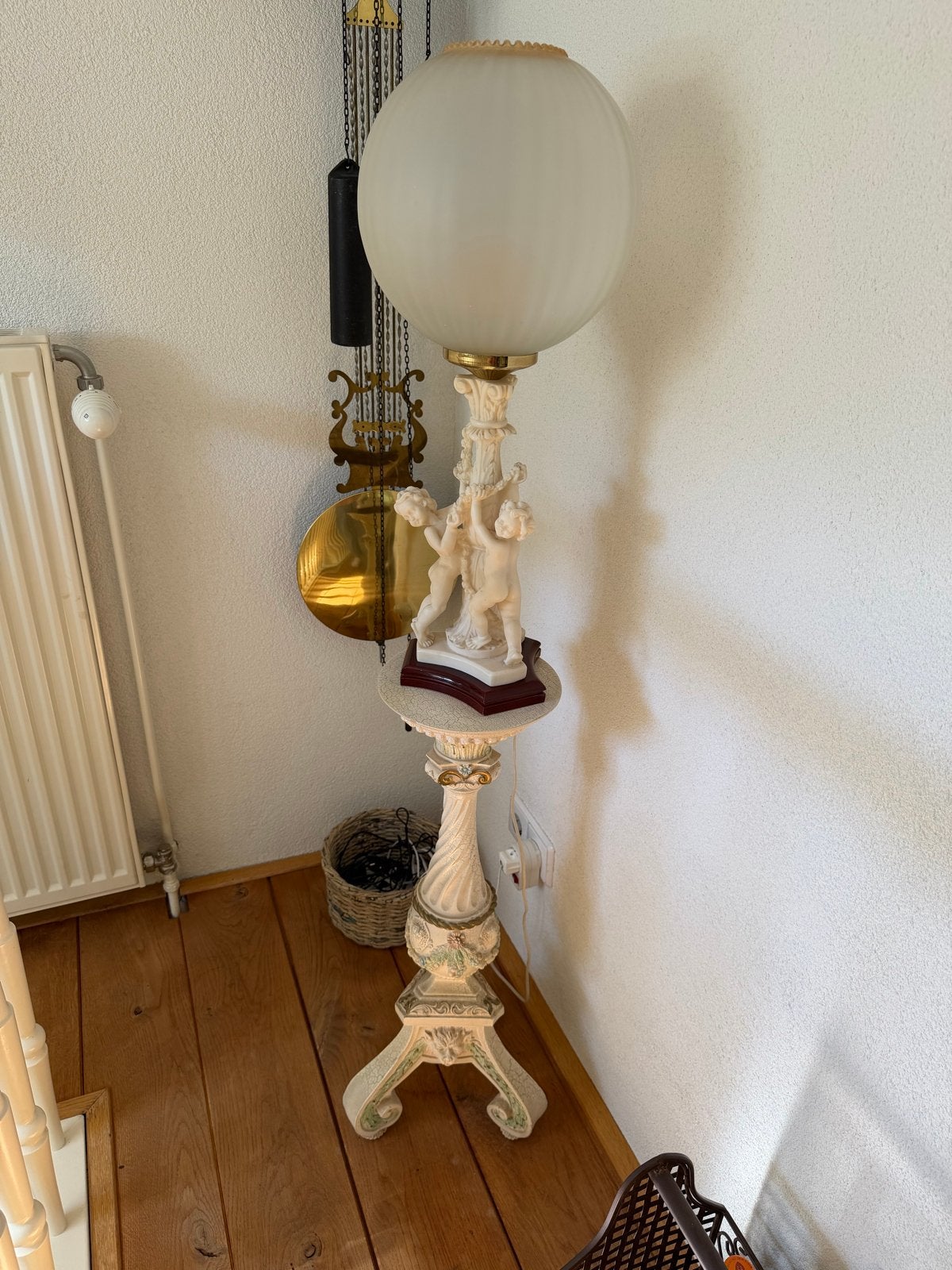 Antieke staande lamp met cherubijnen en opaline bol, Ophalen