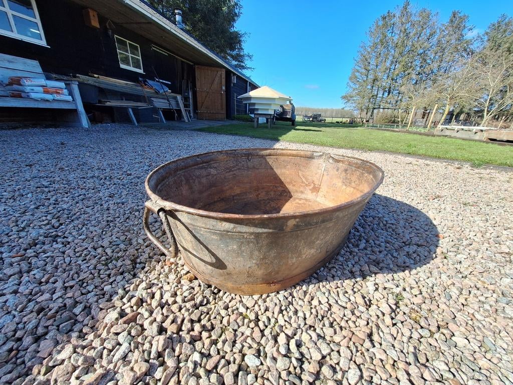 Grote vintage metalen teil - decoratief en functioneel, Huis en Inrichting, Woonaccessoires | Overige, Gebruikt, Metaal, Bruin