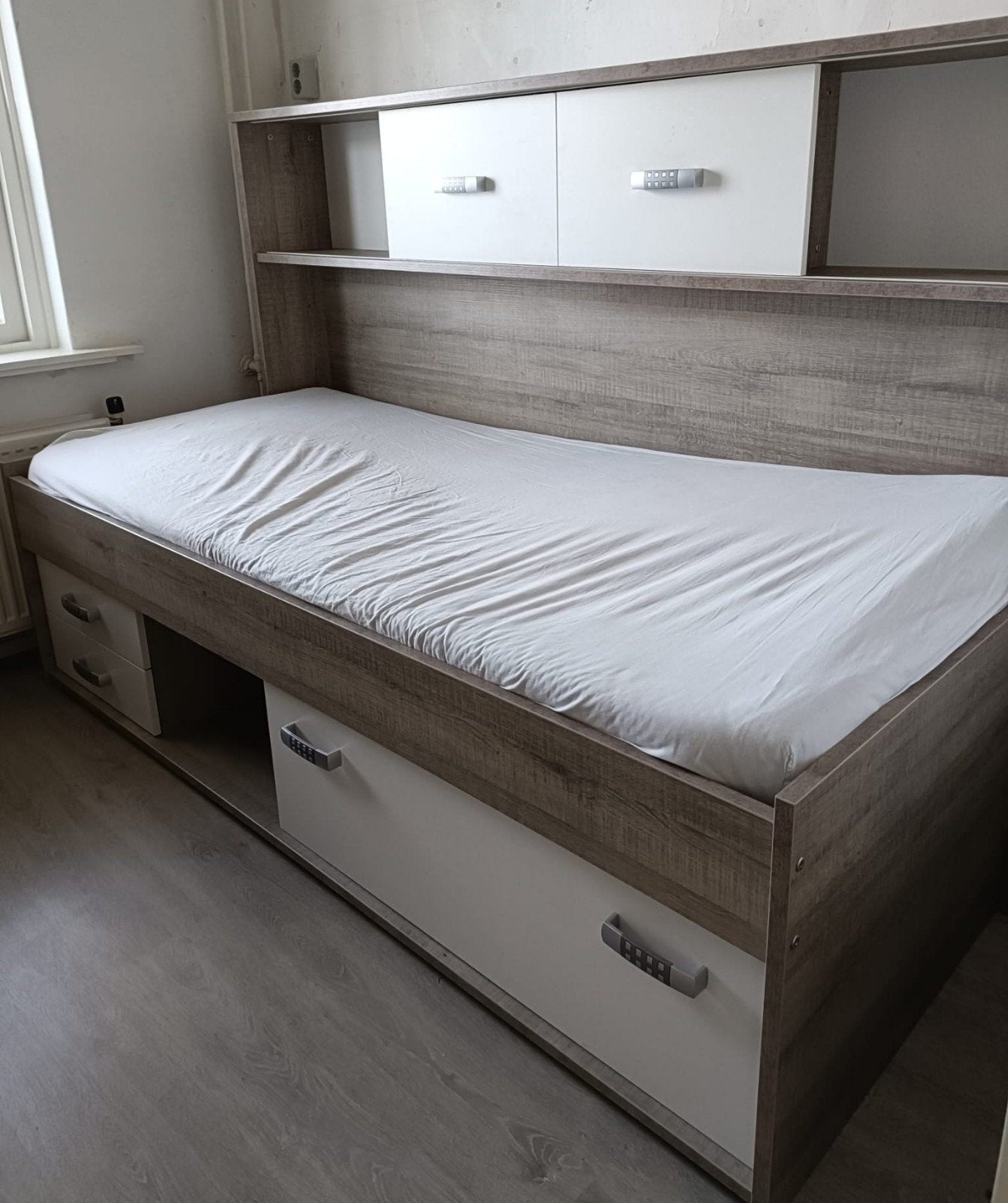 Slaapkamer PEP Bed met ombouw, lattenbodem, matras en kast, Ophalen, Wit, Tweepersoons, Zo goed als nieuw