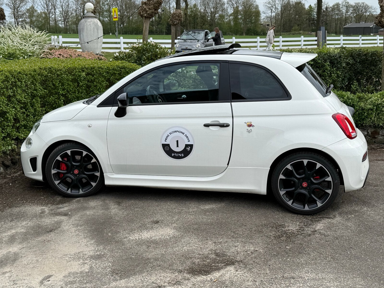 Abarth Competizione 595 1.4 16V 180 pk/132KW 2016 Wit, Auto's, Voorwielaandrijving, 40 €/maand, Zwart, Wit