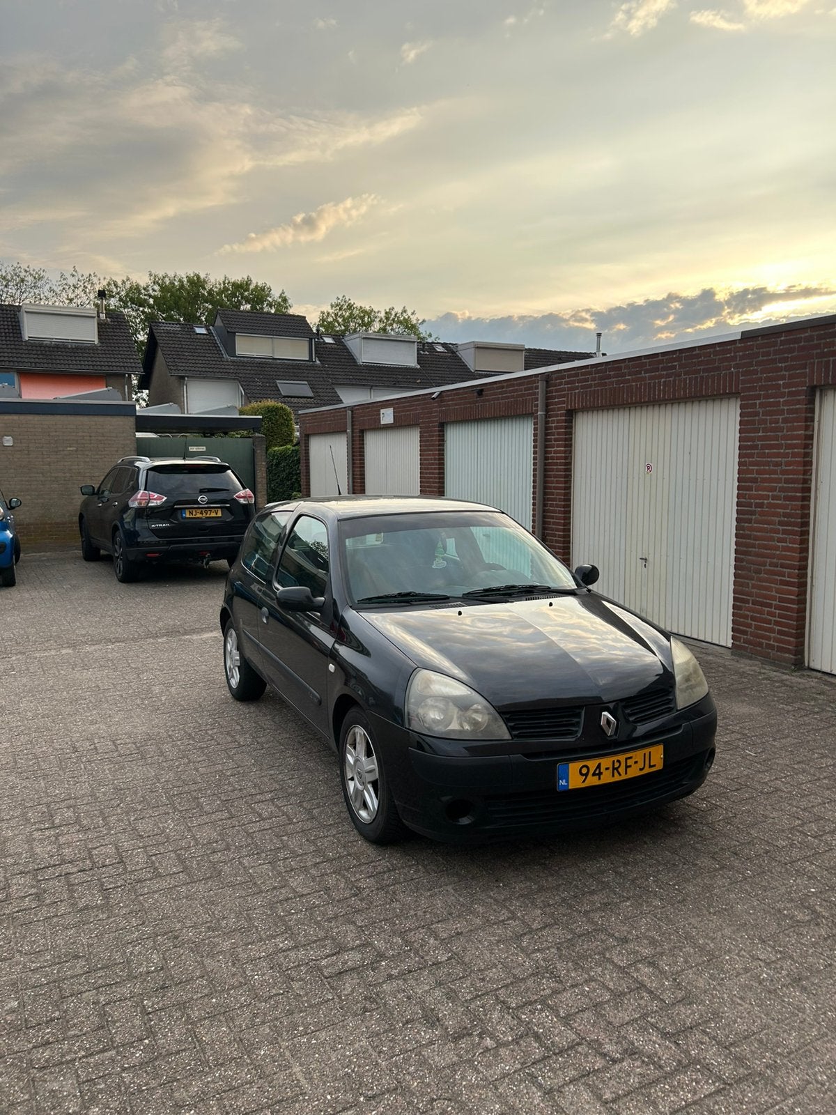 Renault Clio 1.4 16V 2005 Zwart, Auto's, Renault, Voorwielaandrijving, 15 km/l, 40 €/maand, Zwart