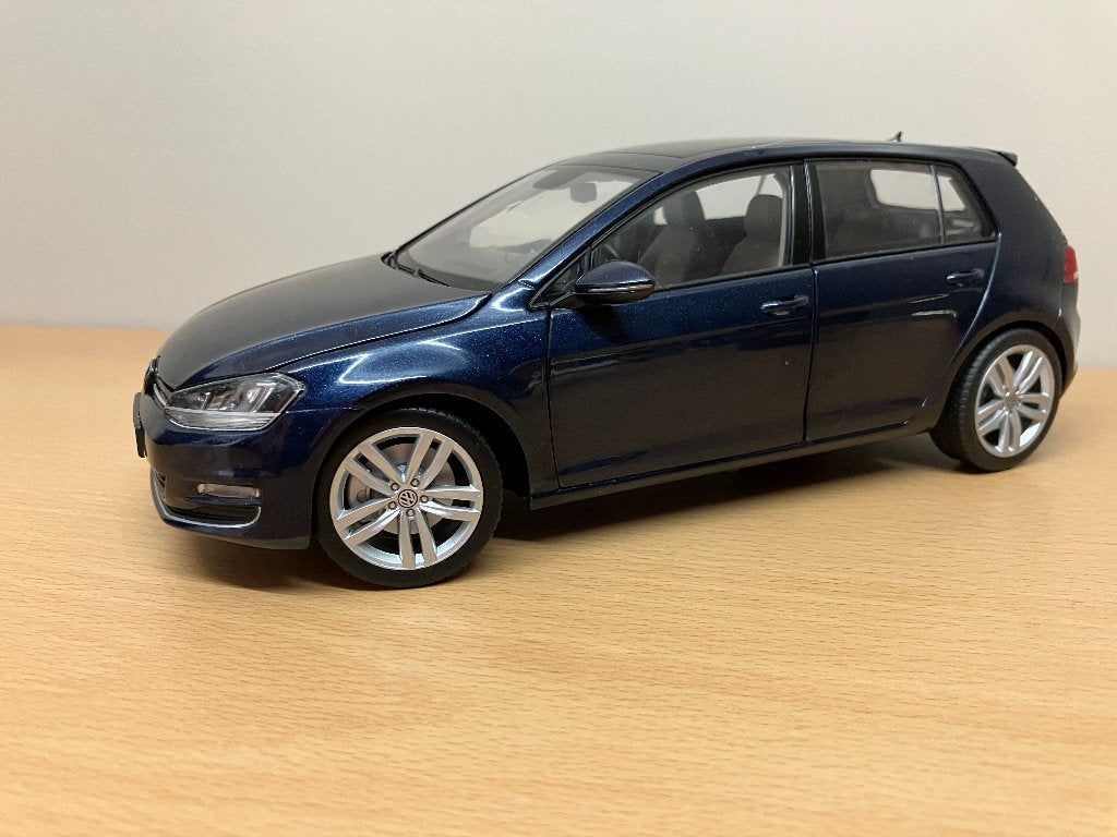 Volkswagen Golf 7 4 deurs van 2012  Blauw  1/18 Norev, Hobby en Vrije tijd, Ophalen of Verzenden, Nieuw, Auto, Norev