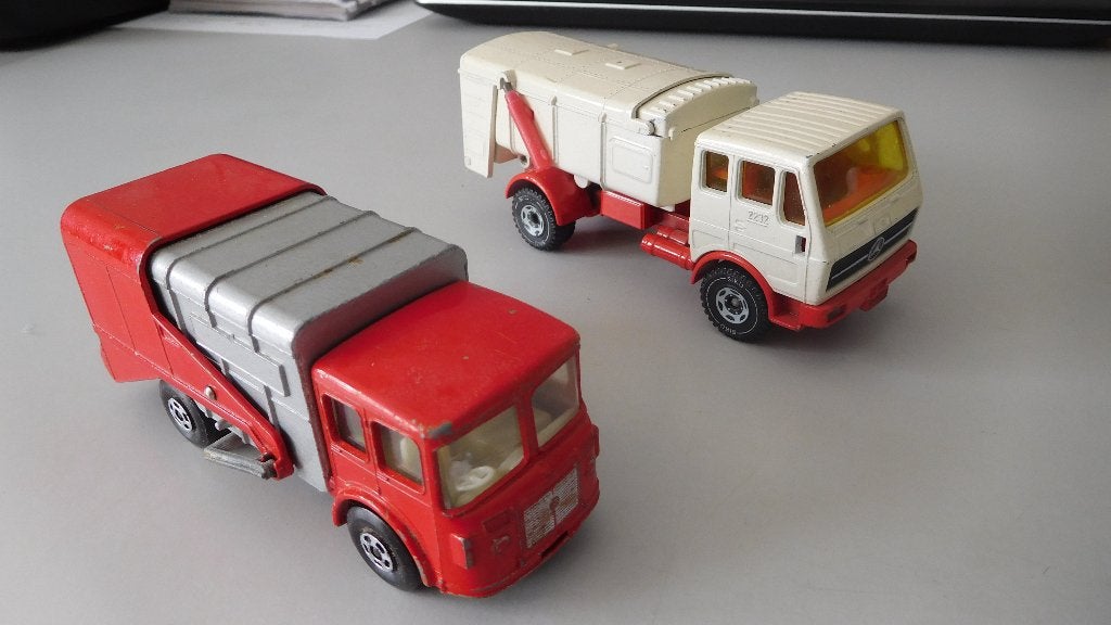2x vuilniswagens, Hobby en Vrije tijd, Ophalen of Verzenden, Gebruikt, Auto, SIKU