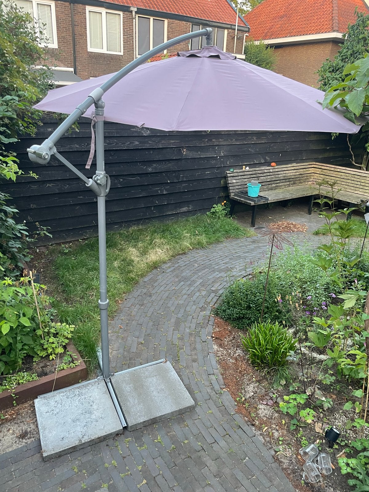 Grote ronde zweefparasol met stevige grijze voet, Tuin en Terras, Parasols, Ophalen, Gebruikt, Kantelbaar, 2 tot 3 meter