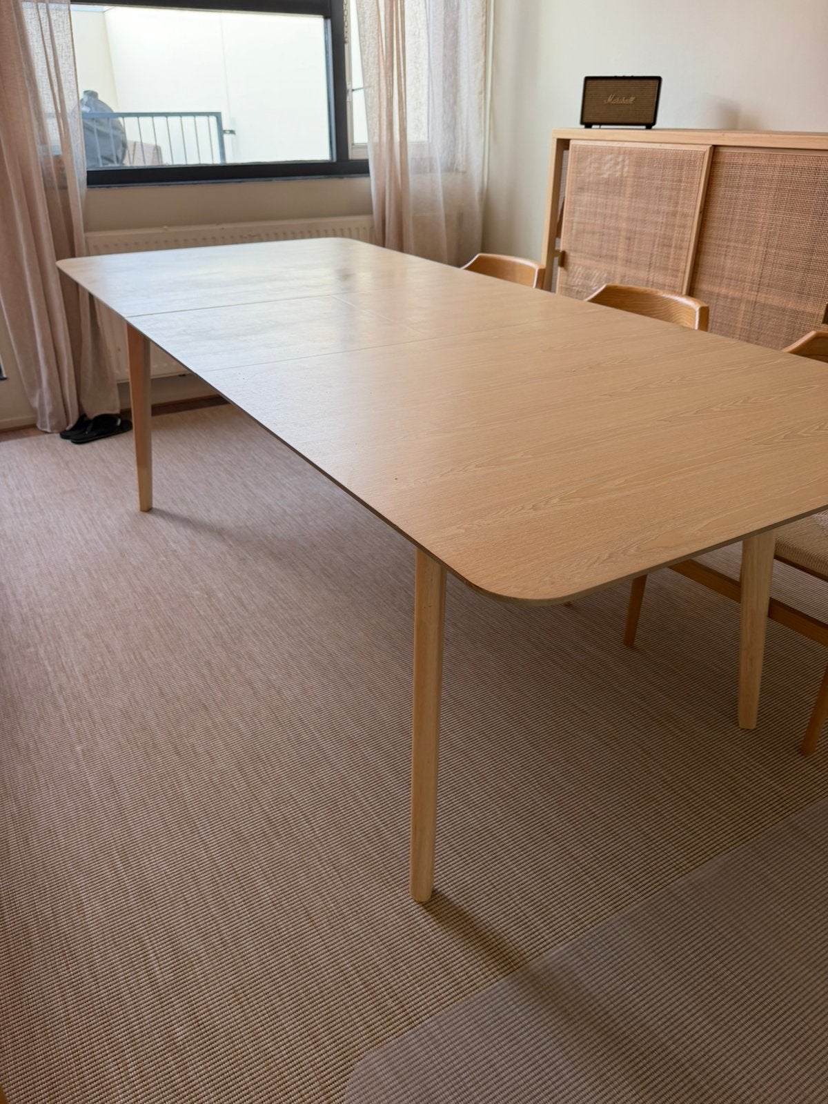 Foto 5 van Uitschuifbare houten eettafel met mooie houten stoelen