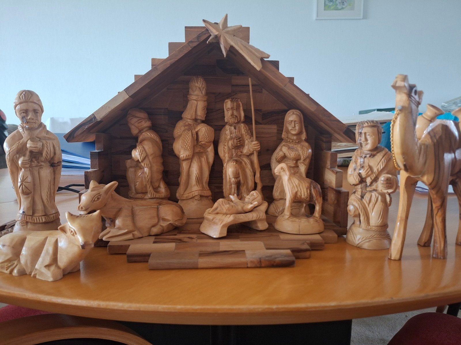 Handgesneden houten kerststal met figuren en dieren, Ophalen, Zo goed als nieuw, Beeld(je), Christendom | Katholiek