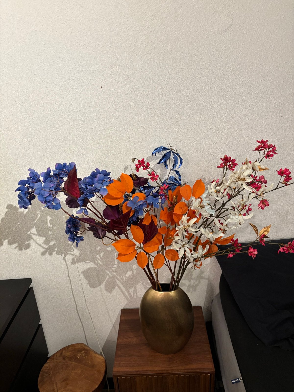 Vaas met kleurrijke kunstbloemen, Huis en Inrichting, Woonaccessoires | Vazen, Zo goed als nieuw, Goud, Metaal, Inclusief decoratie