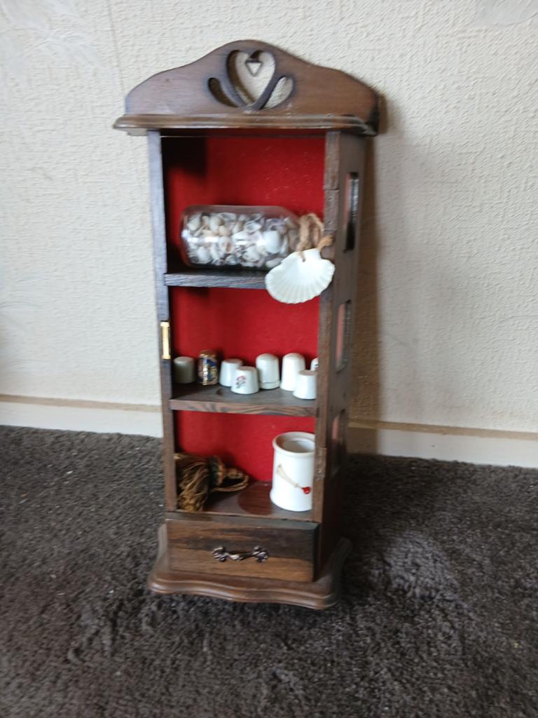 Decoratief houten hangkastje met lade en rood fluweel, Ophalen, Gebruikt