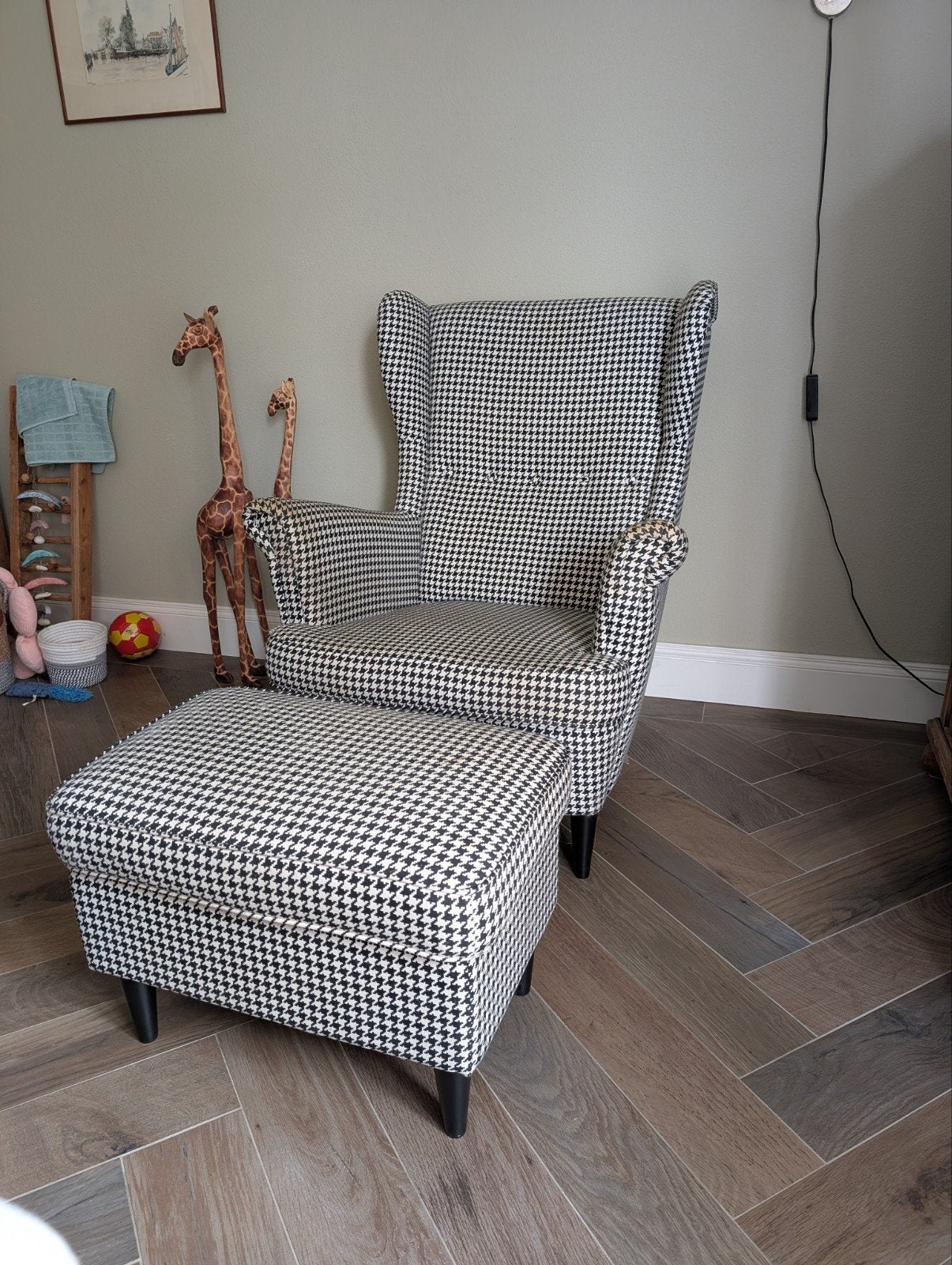 IKEA Strandmon fauteuil met poef - Zwart/wit pied-de-poule, Ophalen, Vierkant, Zo goed als nieuw, 75 tot 100 cm