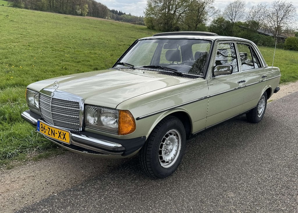 Mercedes 200 W123 1982 - schuifdak, elektr ramen, kroonkurk, Metallic lak, 4 cilinders, Bedrijf, Handgeschakeld