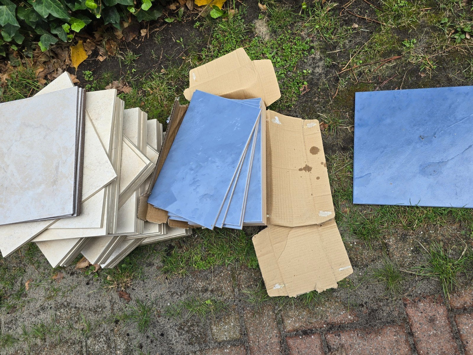 Restpartij diverse tegels: azuurblauw en crème met werkje, Ophalen, Gebruikt, Keramiek, Overige typen