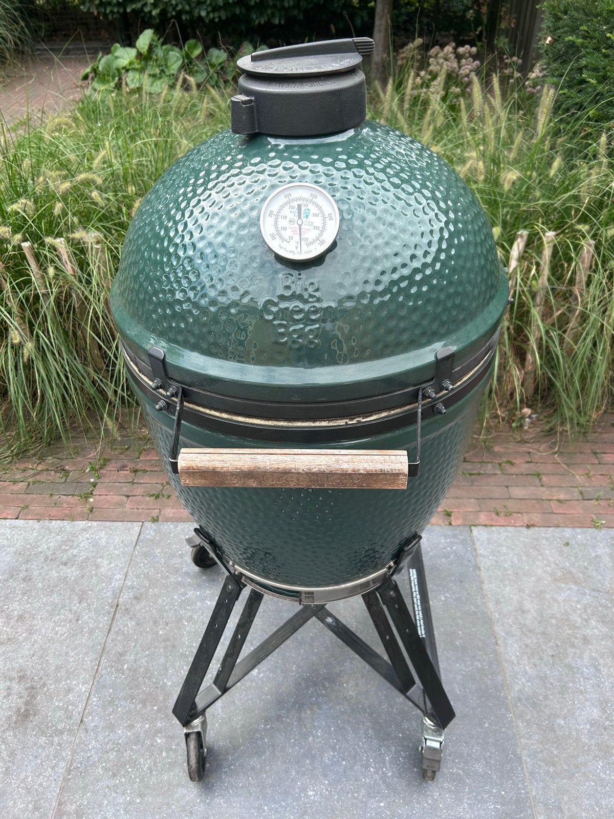 Big Green Egg Large met onderstel en accessoires, Ophalen, Gebruikt