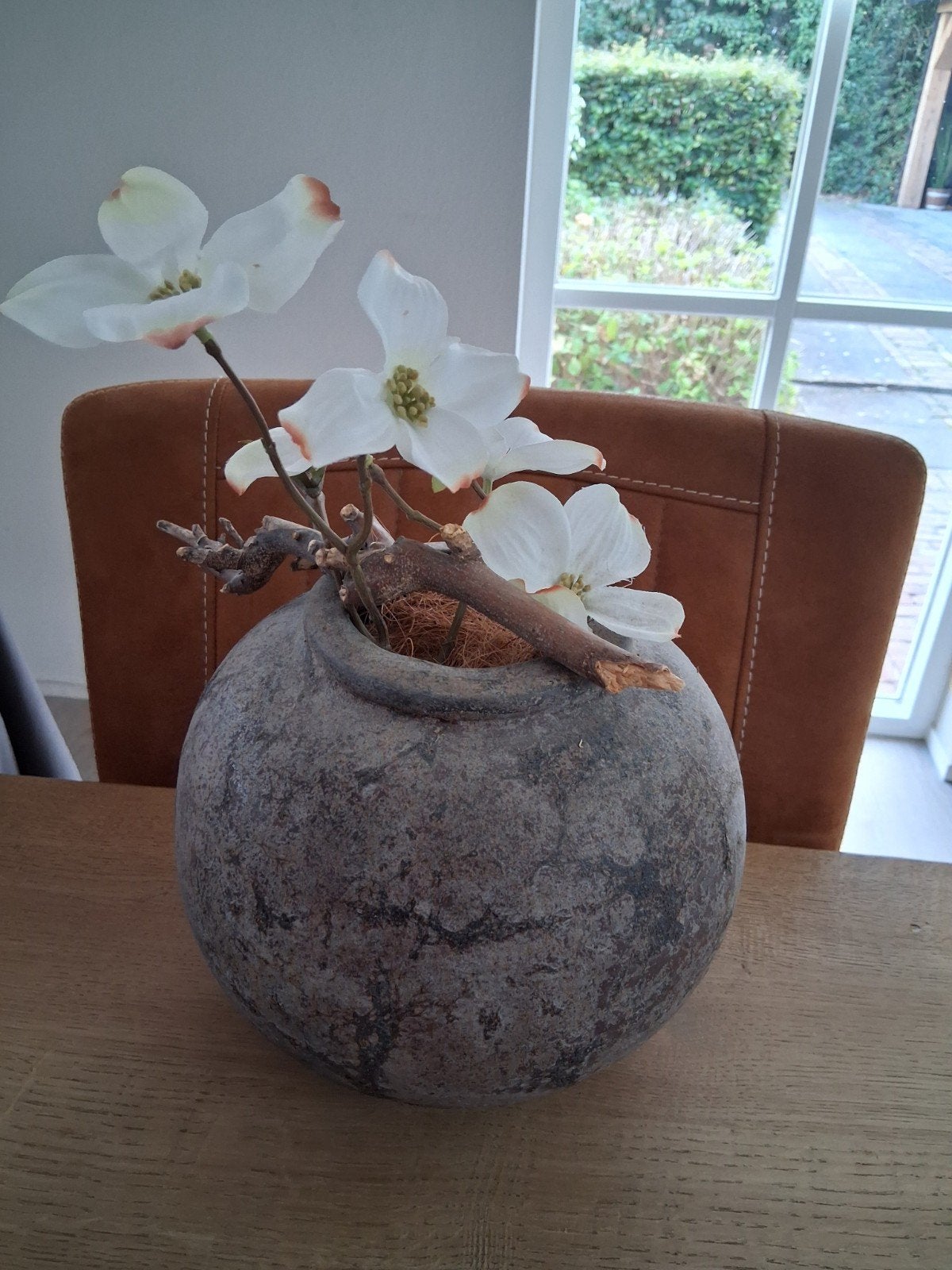 stenen vaas / kruik met kunstbloem en takje, Ophalen, Overige typen, Rond, Zo goed als nieuw