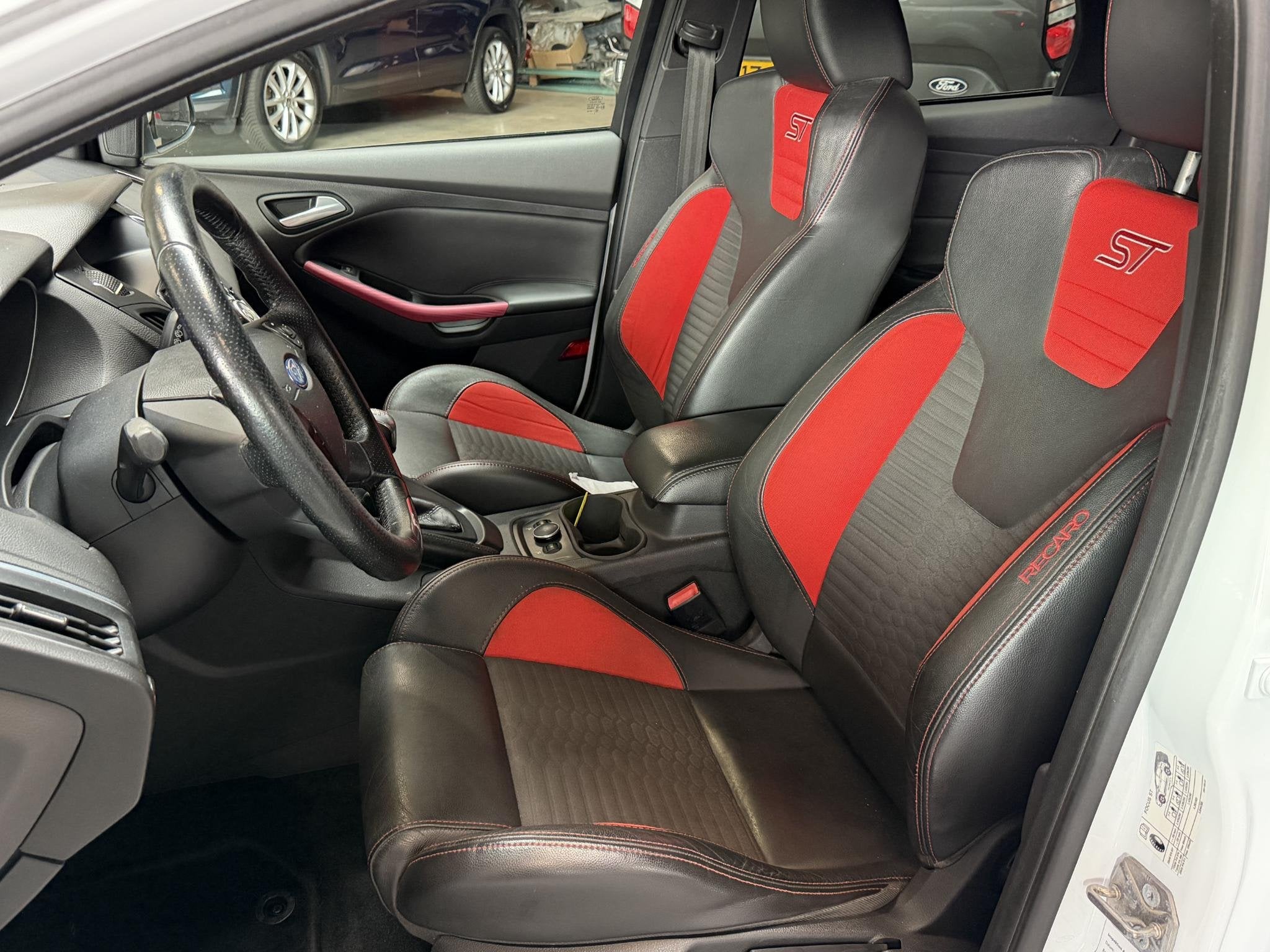 Ford Focus Wagon 2.0 EcoBoost ST-2 Navigatie Lederen bekledi, Auto's, Euro 5, Gebruikt, 4 cilinders, Leder en Stof
