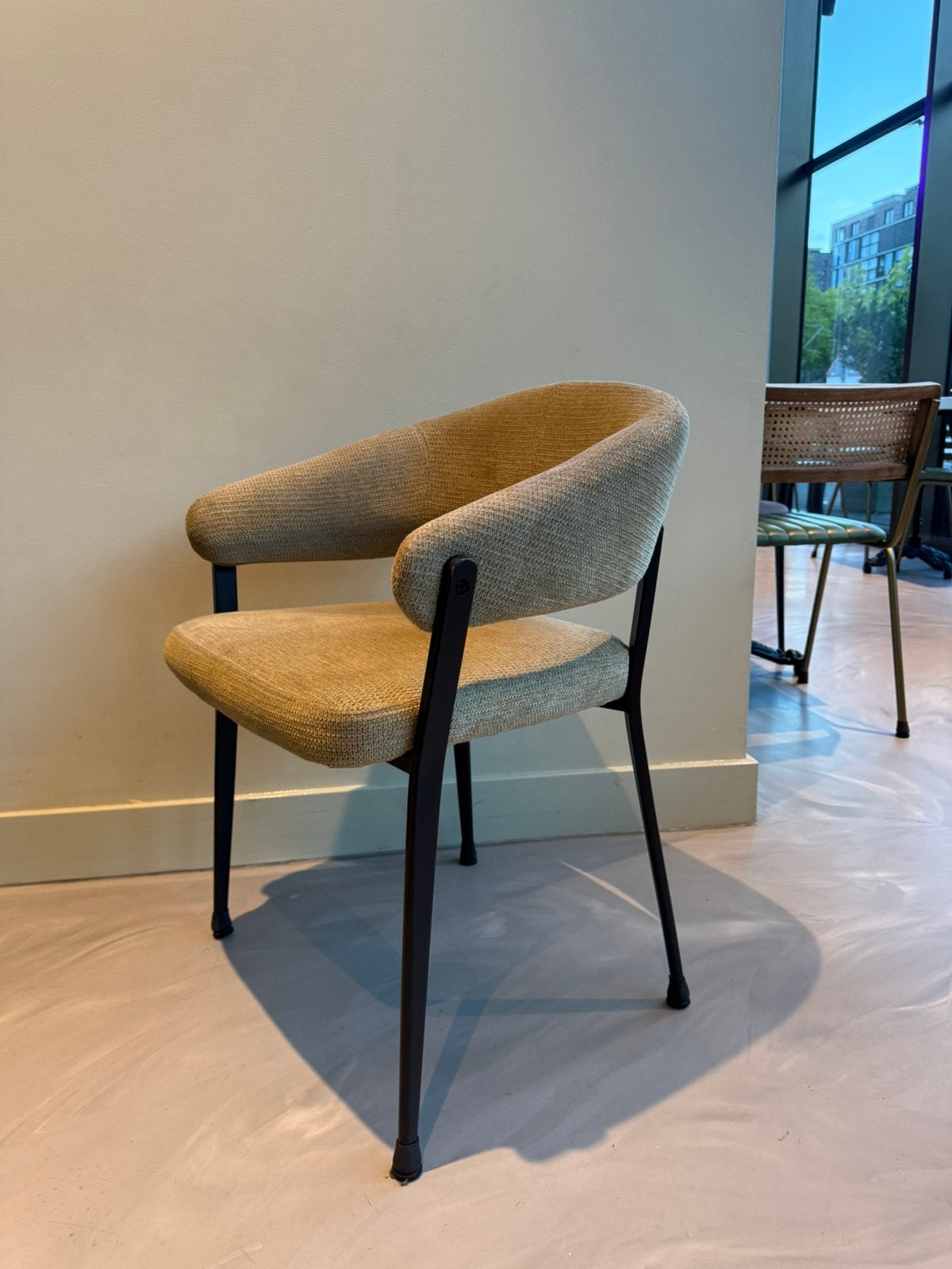 Eetkamerstoelen lichtgroen en roze – €35 per stuk, Ophalen