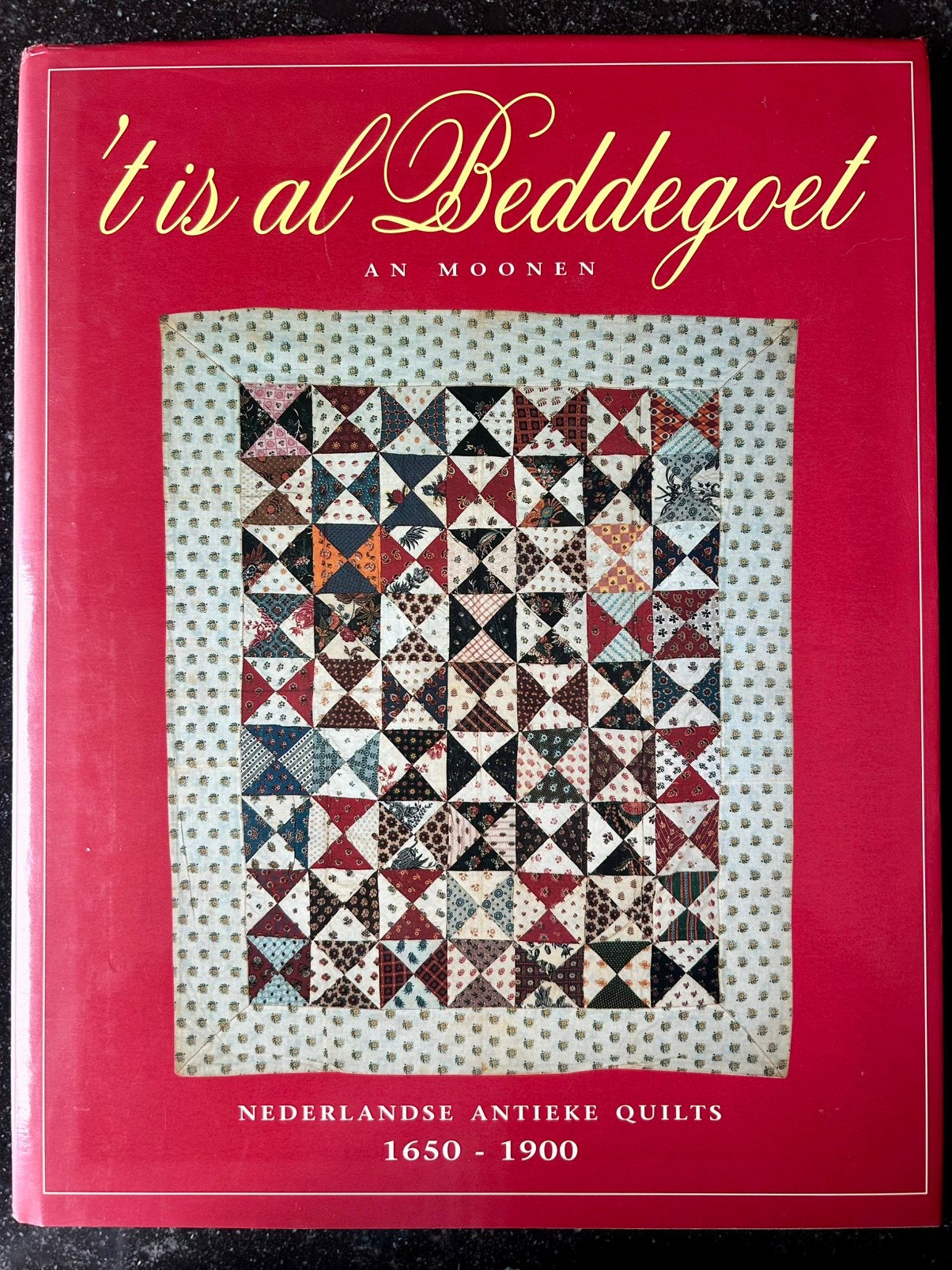 Moonen - 't is al Beddegoet - Ned. antieke Quilts 1650-1900, Ophalen of Verzenden, An Moonen - Nederlandse antieke Quilts