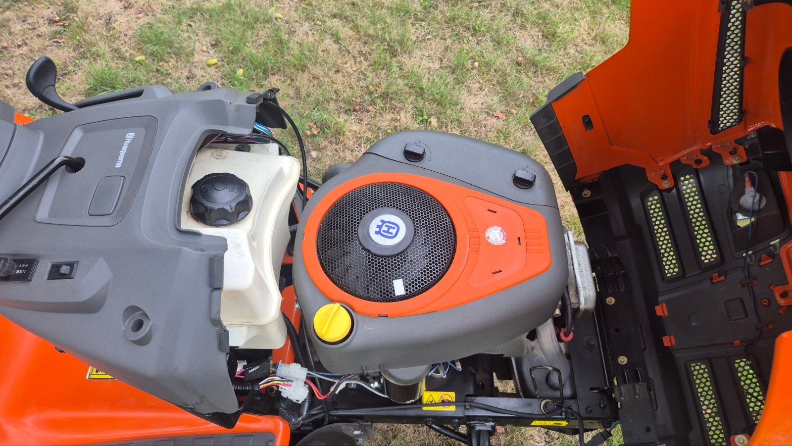 Foto 7 van Husqvarna TC138 zitmaaier zo goed als nieuw