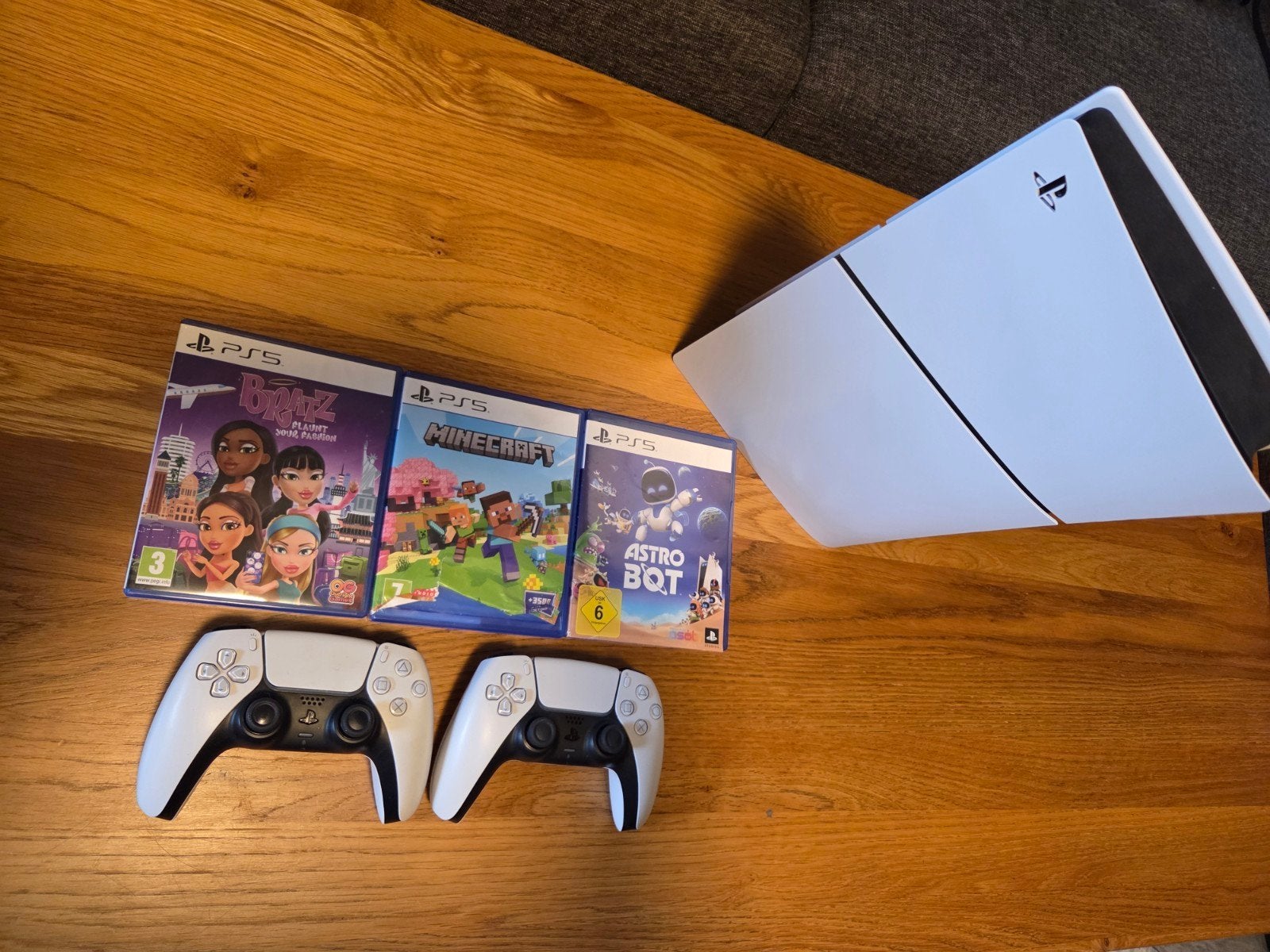 PS5 met 3 spellen en 2 controllers, Spelcomputers en Games, Games | Sony PlayStation 5, Ophalen, Overige genres, 2 spelers, Eén computer