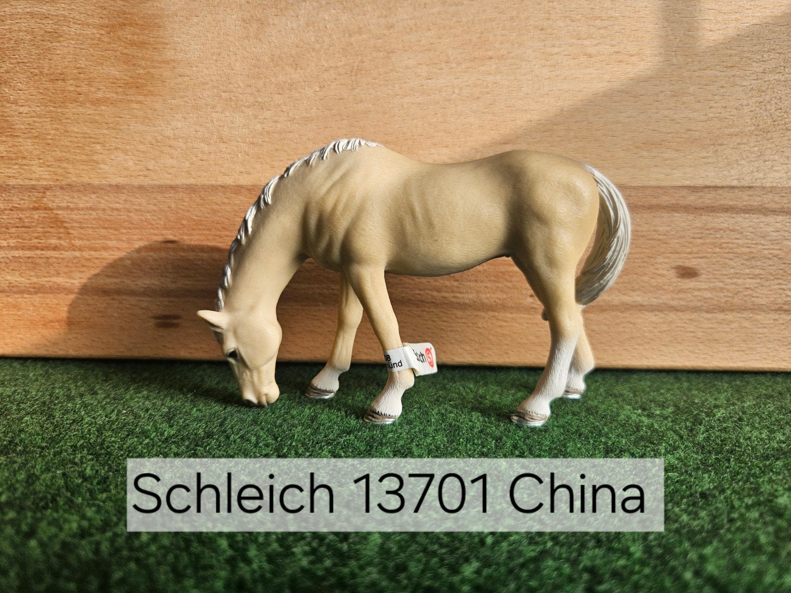 Schleich 13701 Akhal Teke merrie met vaantje uit 2012, Ophalen of Verzenden, Zo goed als nieuw, Paard, Beeldje of Figuurtje