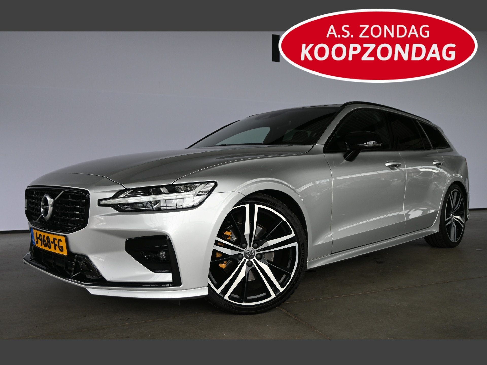 Volvo V60 2.0 B4 R-Design Navigatie Carplay Stoel/Stoelverwa, 4 cilinders, Hybride Elektrisch/Benzine, 1677 kg, Te koop