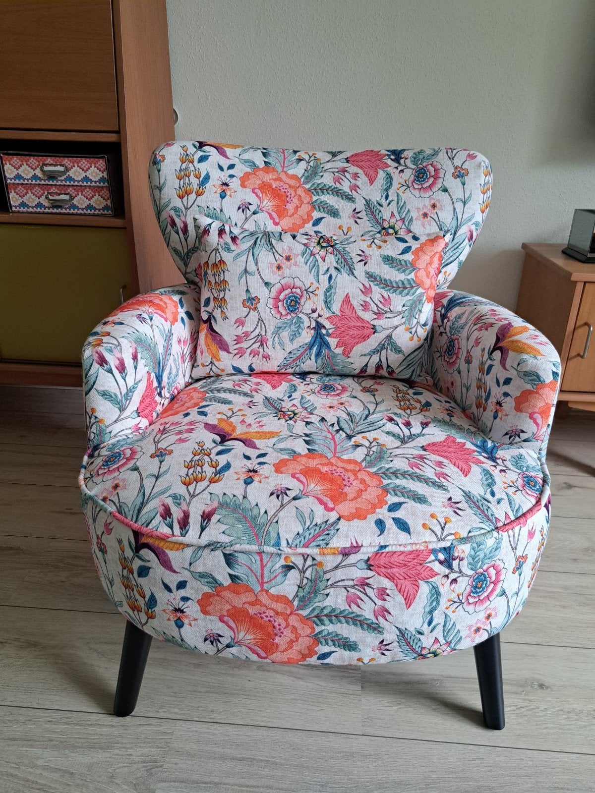 Fauteuil Oranje Bloem, Linnen look stof, Houten poten, Huis en Inrichting, Hout, Minder dan 75 cm, Bloemenprint, Modern, Comfortabel