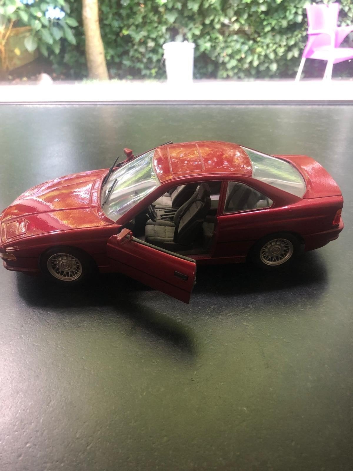 Modelauto BMW 850i rood - Gebruikt, Hobby en Vrije tijd, Modelbouw | Auto's en Voertuigen, Gebruikt, Auto, 1:32 tot 1:50, Overige merken