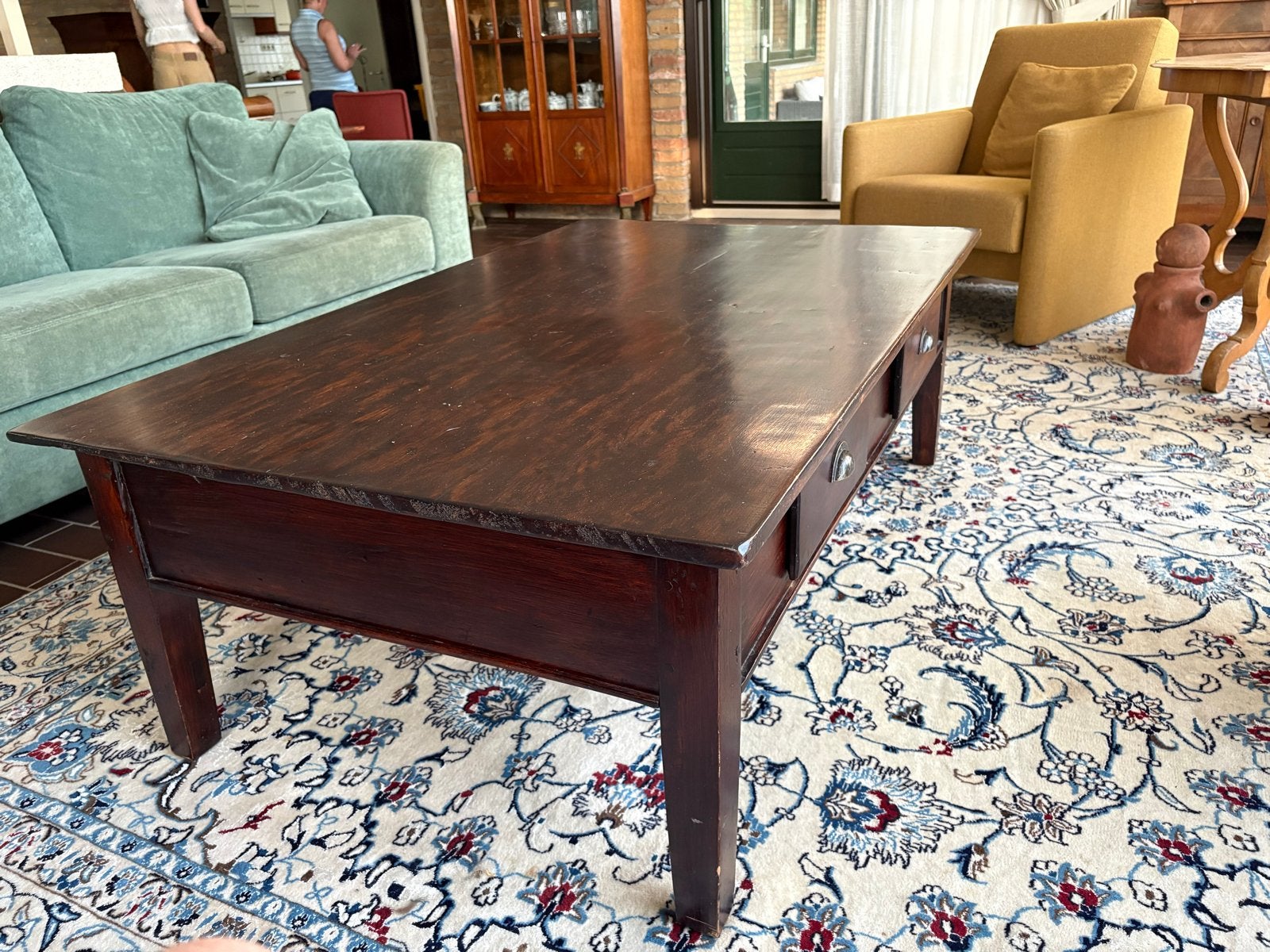 Robuuste Salontafel met Lades - Donker Hout, Antiek en Kunst, Antiek | Meubels | Tafels, Ophalen