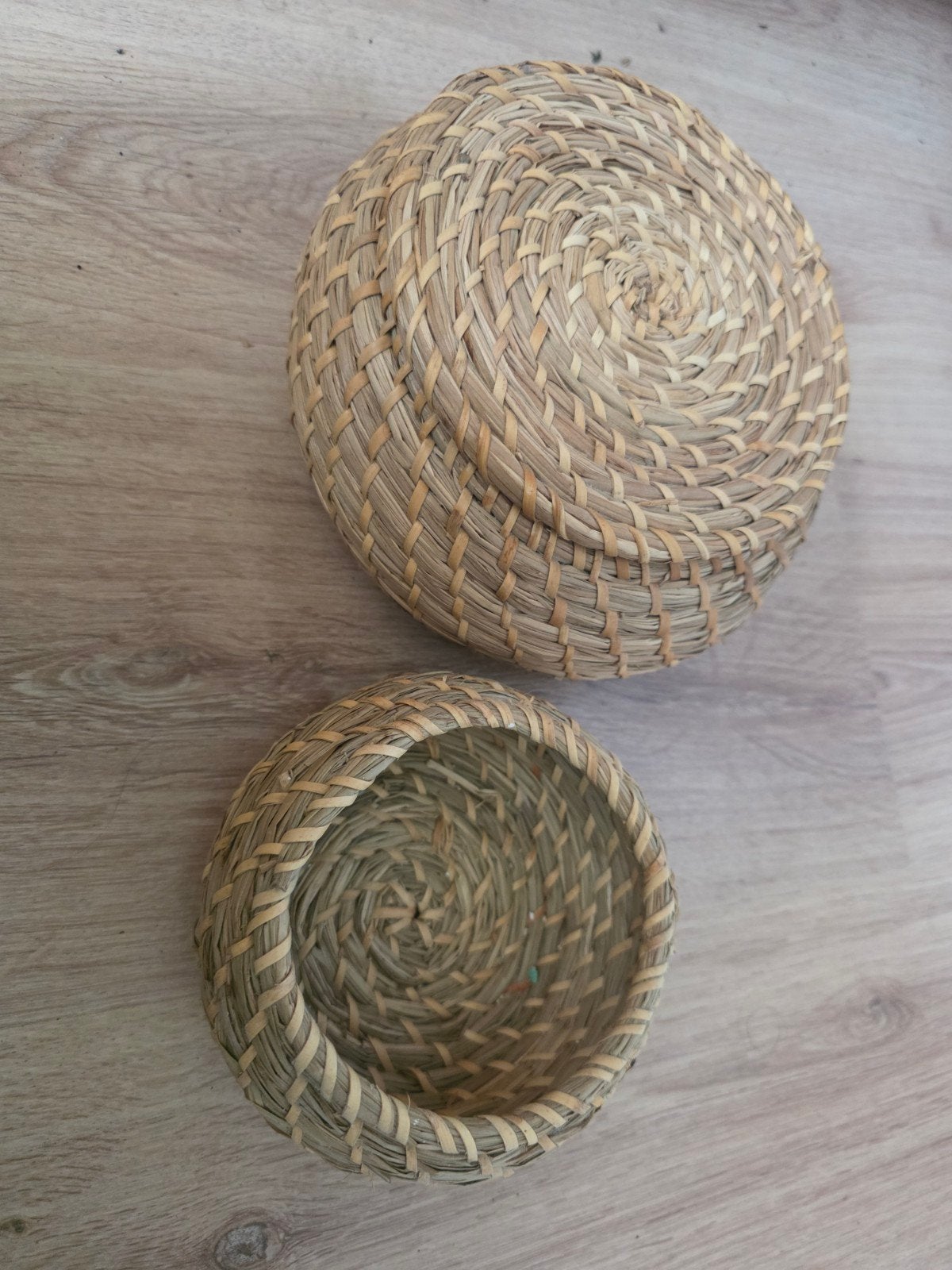 Set van 2 rieten mandjes, 1 met deksel, Ophalen, Mand, Handgemaakt, Rond