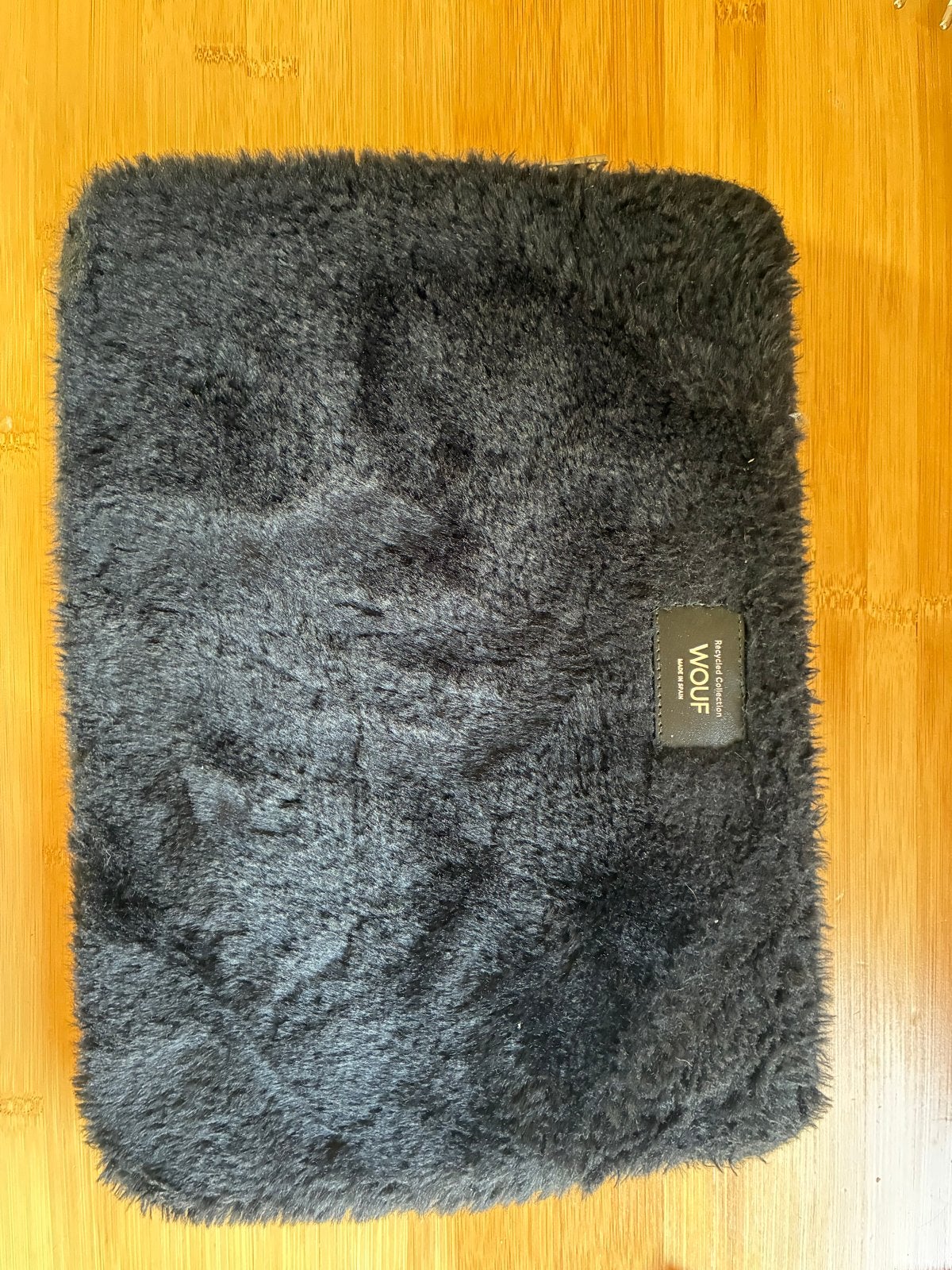 WOUF Laptophoes Zwart Pluche - Gerecyclede Collectie, Computers en Software, Ophalen of Verzenden, 14 inch, Zo goed als nieuw