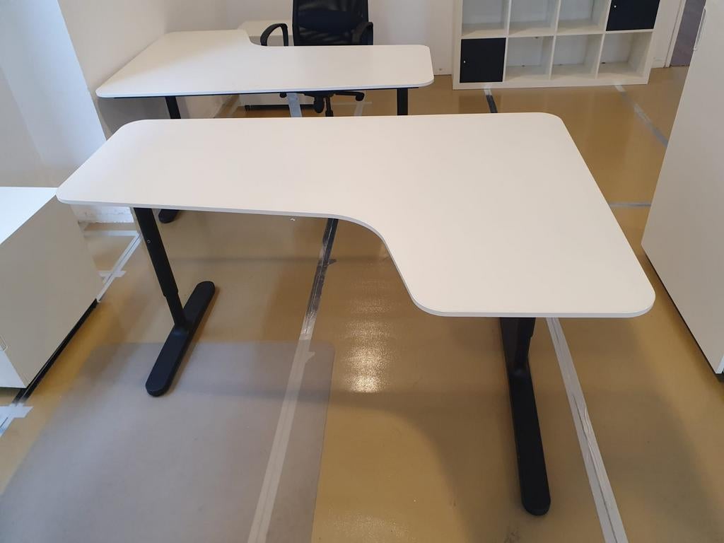 Hoekbureau IKEA Galant wit met zwarte poten, Ophalen, 160 cm, In hoogte verstelbaar, Hoekbureau