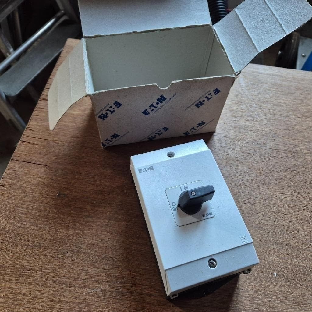 NIEUWE EATON LASTSCHEIDER SCHAKELAAR 4P  32A 400V, Hobby en Vrije tijd, Ophalen of Verzenden, Nieuw
