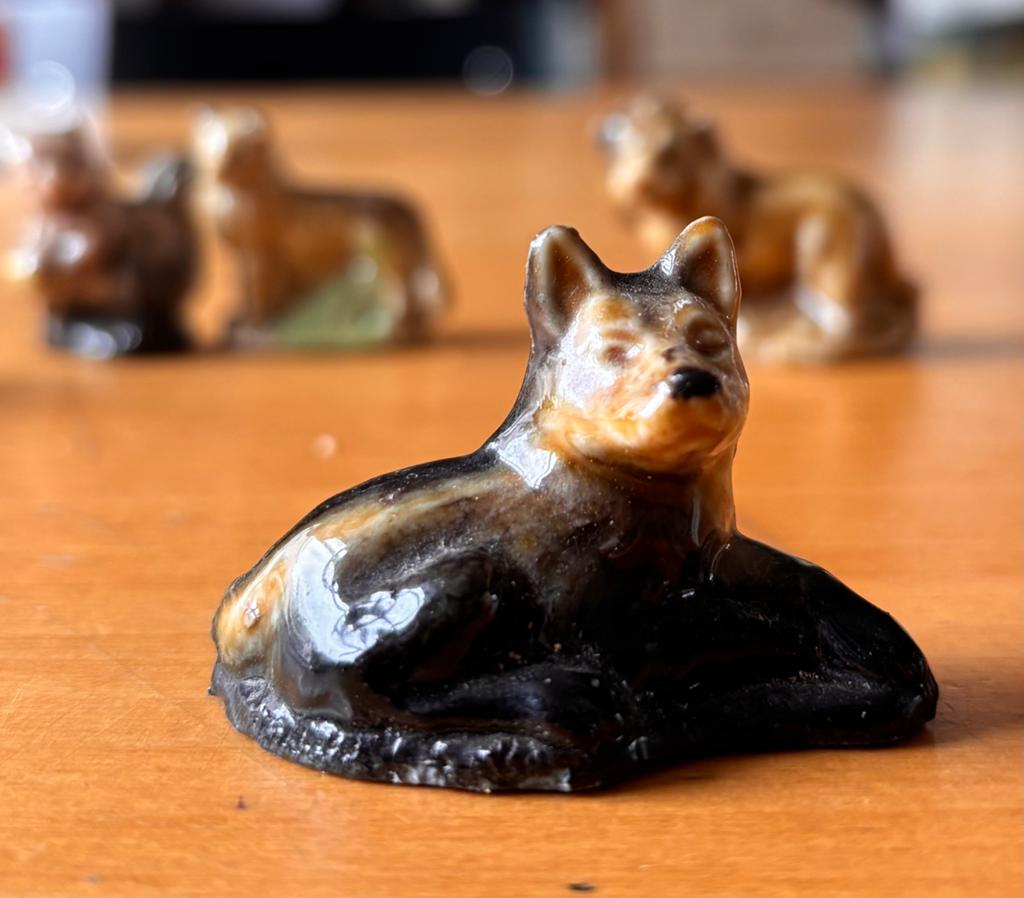 Wade Whimsey herdershond porcelein collectible, Ophalen of Verzenden, Zo goed als nieuw, Zilver, Overige materialen