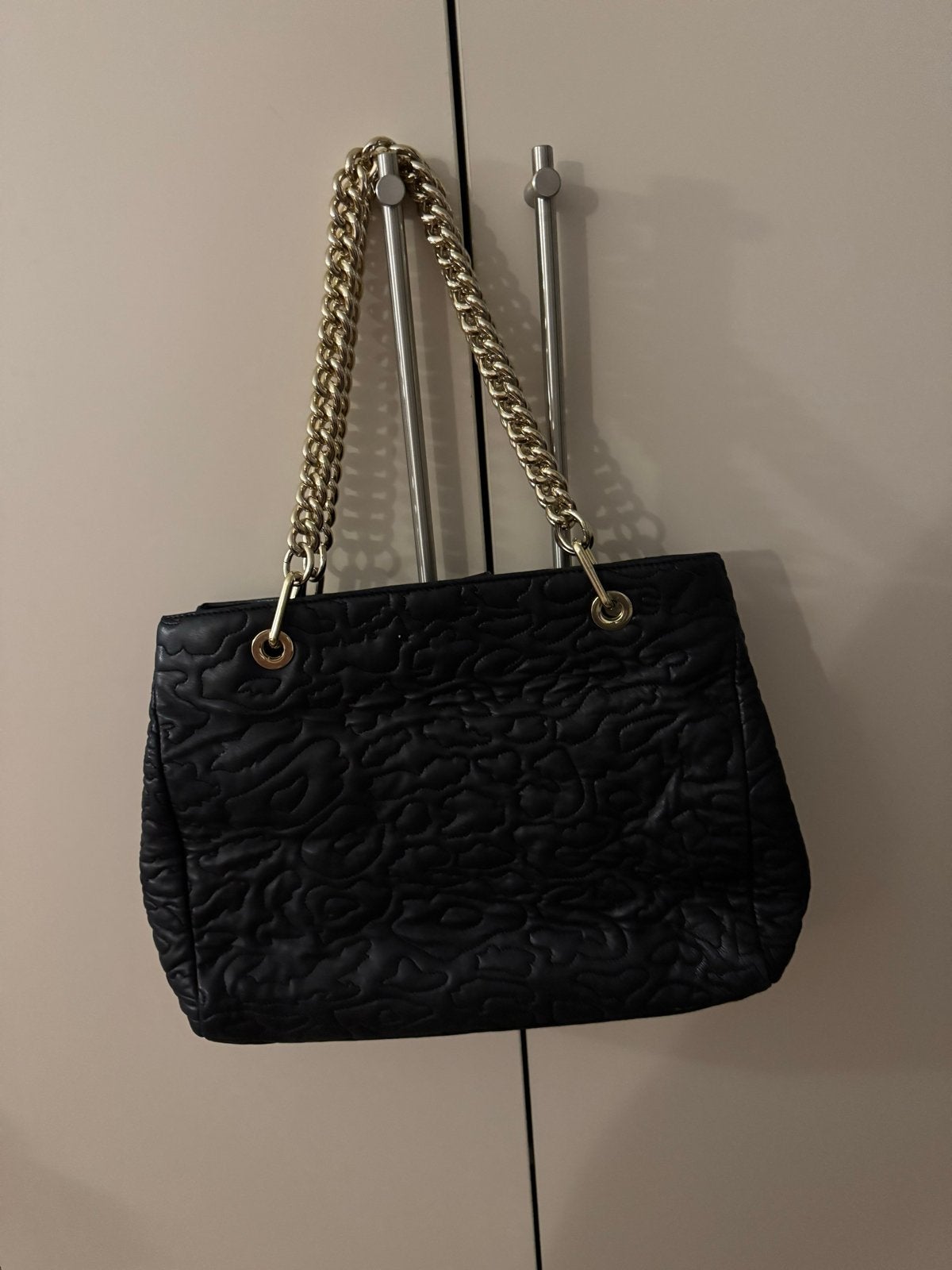DKNY Zwarte Handtas met Gouden Ketting, Ophalen of Verzenden, Zo goed als nieuw, Zwart, Handtas