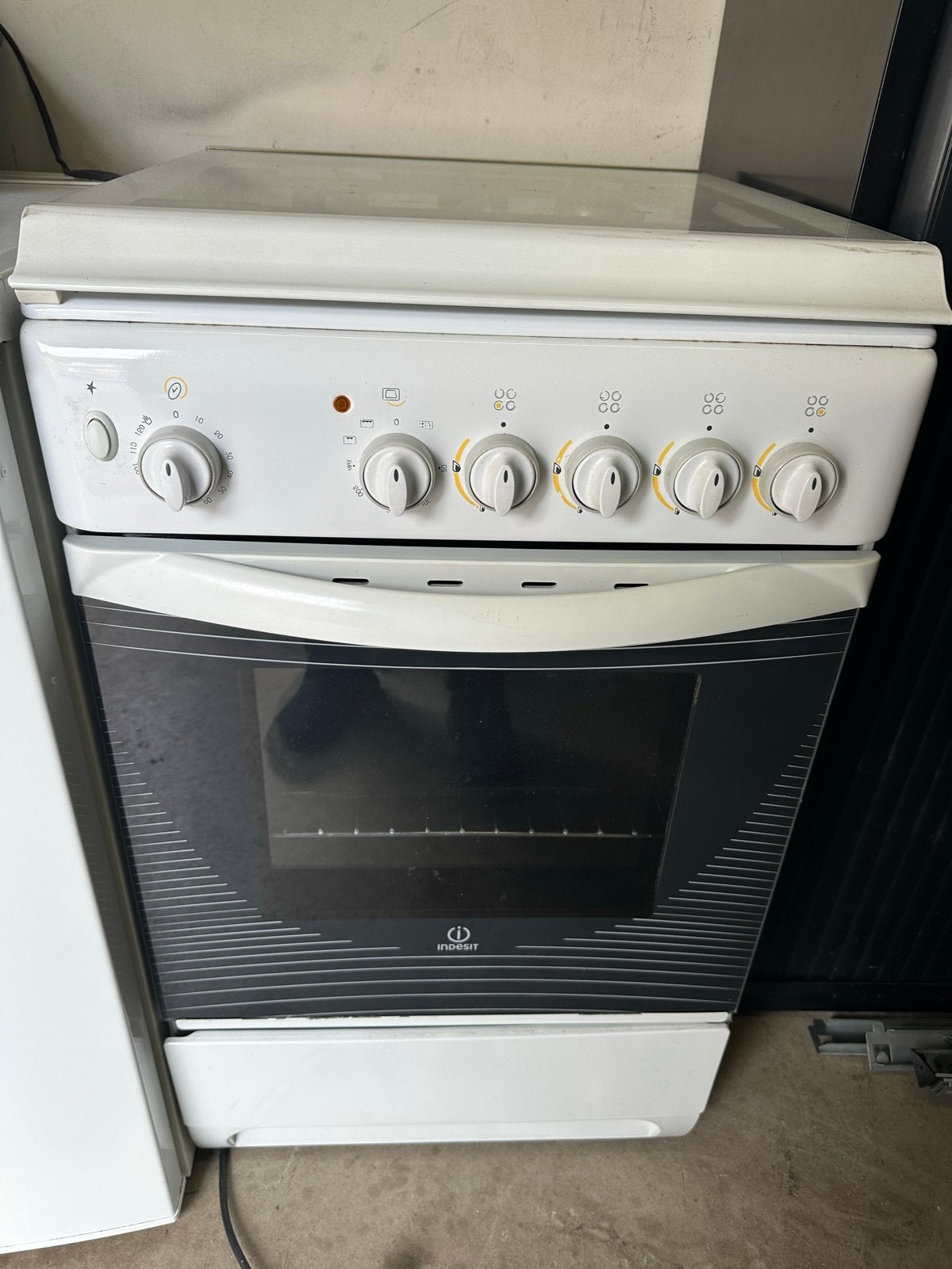 Indesit Vrijstaand Gasfornuis met Oven - Zo goed als nieuw, Witgoed en Apparatuur, Fornuizen, Ophalen, 4 kookzones, Zo goed als nieuw