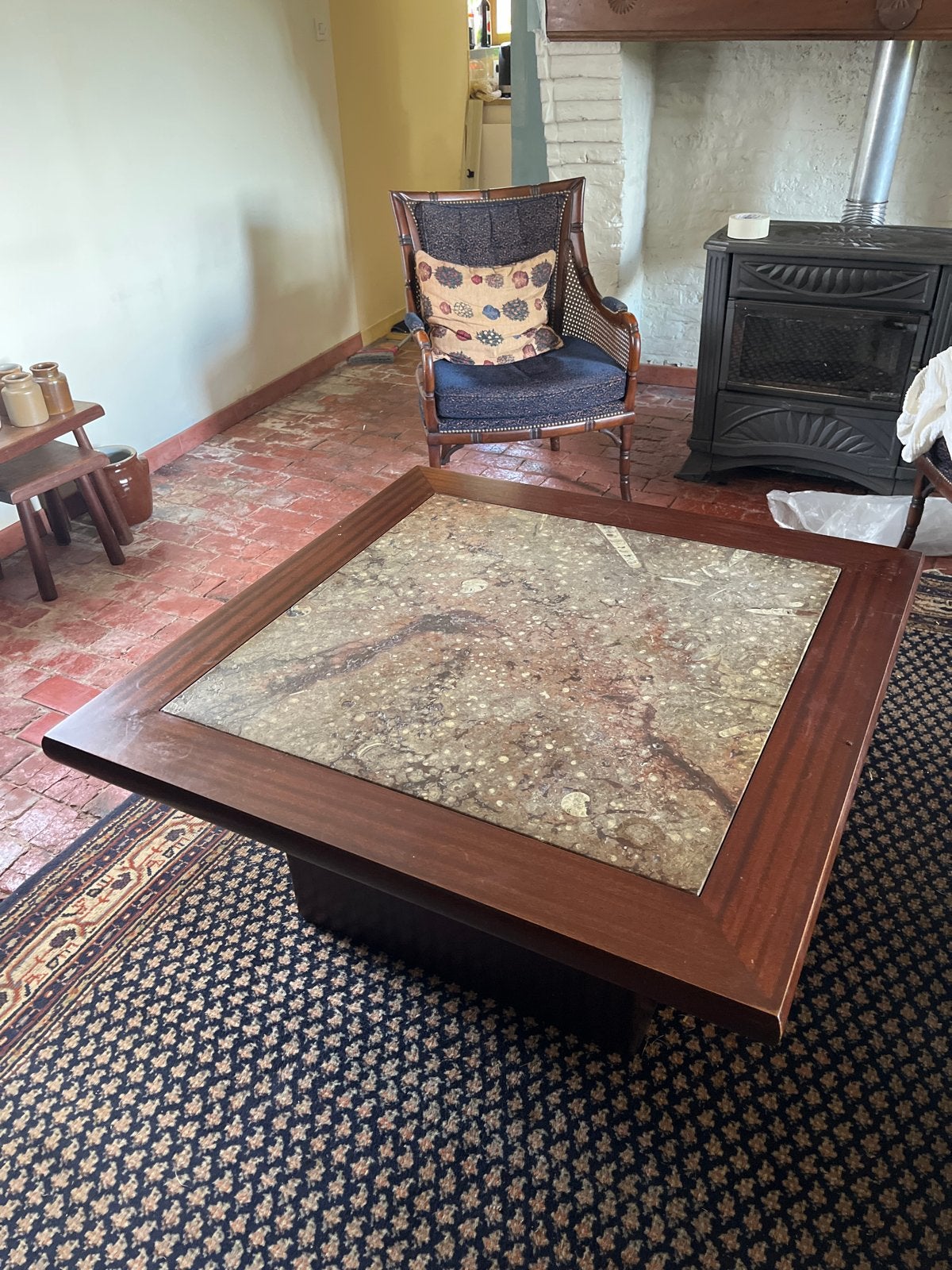 Salontafel met marmeren blad en houten frame, Huis en Inrichting, Tafels | Salontafels, Ophalen, Gebruikt, Vierkant, 5 – 50