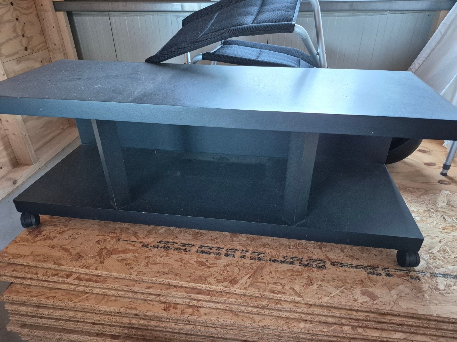 Zwarte salontafel met wieltjes, Ophalen
