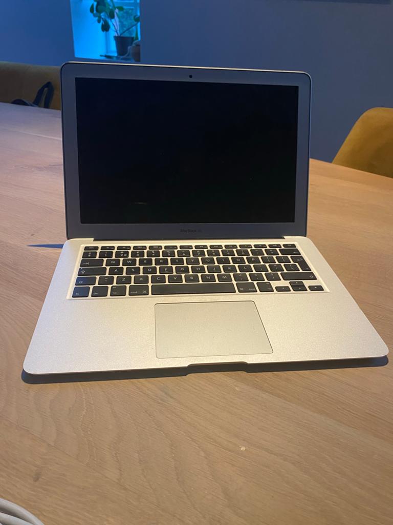 2x MacBook Air 13 inch 2017 - één met kleine beschadiging, Computers en Software, Apple Desktops, Ophalen of Verzenden, Zo goed als nieuw