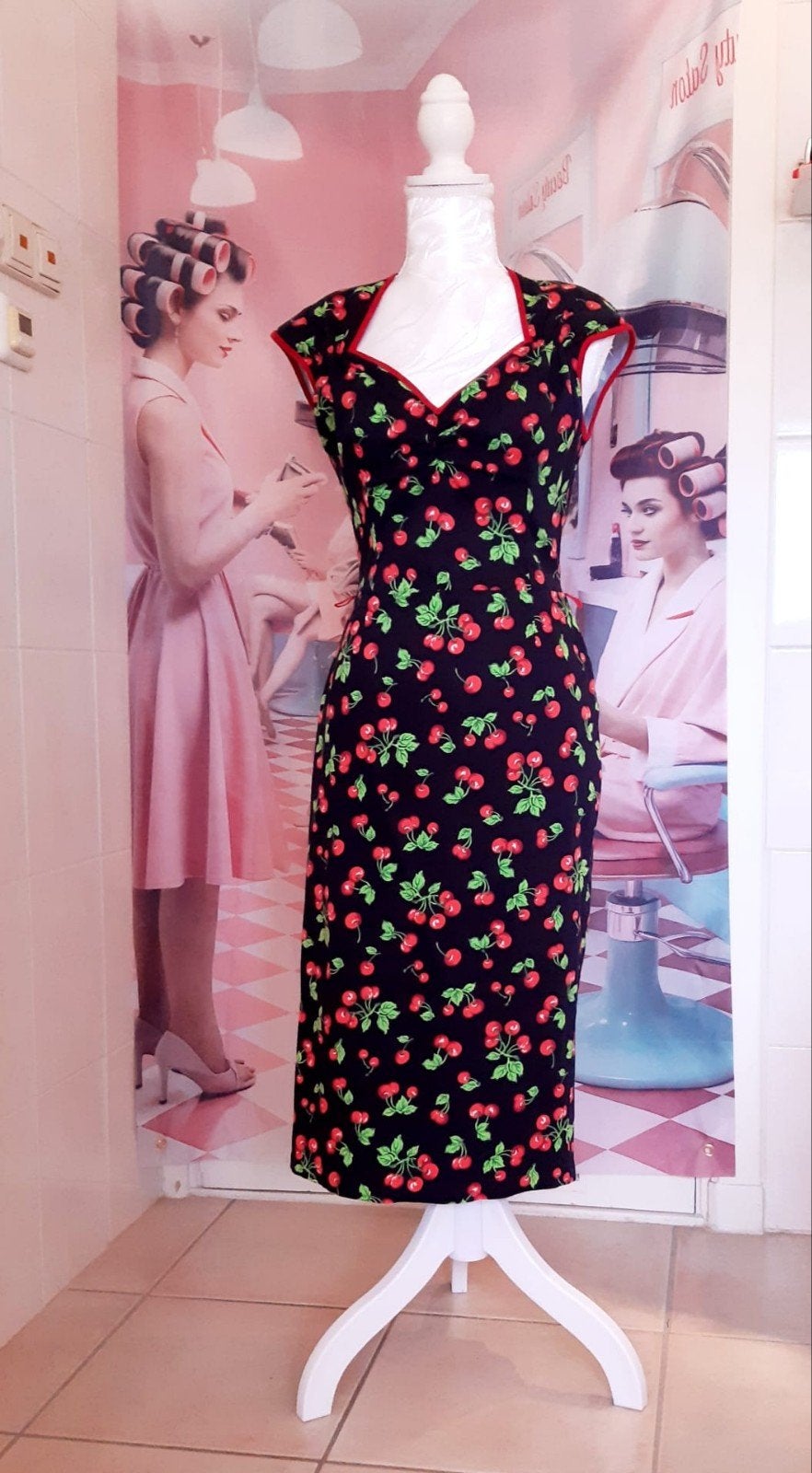 fifty's Pin-up pencil dress cherry couture, Maat 38/40 (M), Pin up Couture, Cocktailjurk, Zo goed als nieuw
