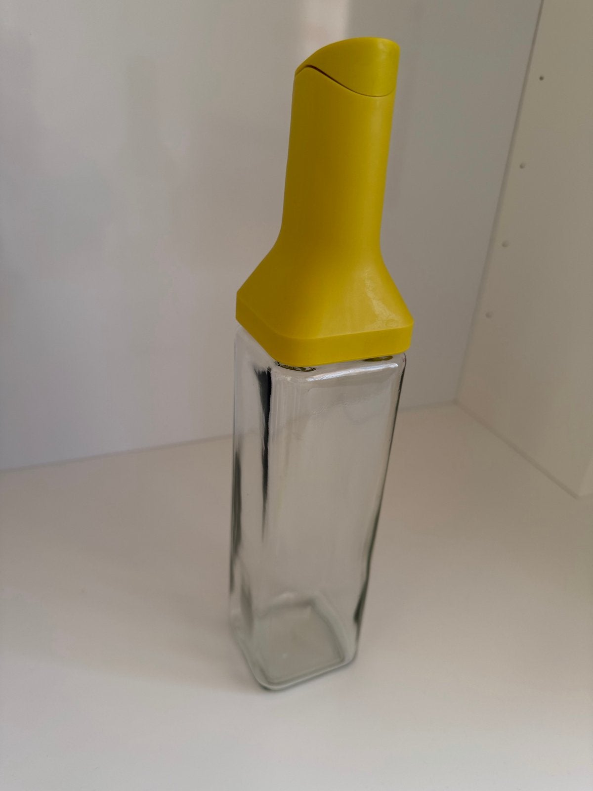 Olie fles met schenktuit - Geel, Geel, Ophalen of Verzenden, Overige merken, Glas