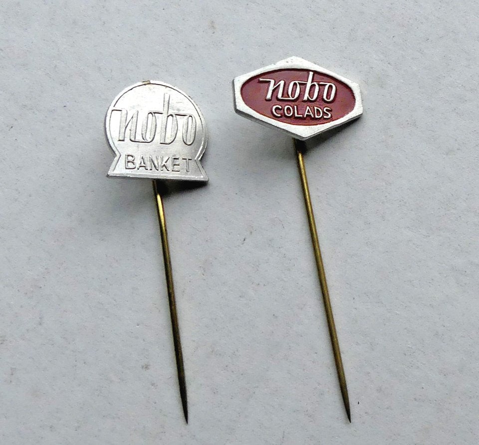 Nobo speldjes oud speldje 2x auto bakkerij banketbakkerij, Verzamelen, Ophalen of Verzenden, Gebruikt, Merk, Speldje of Pin