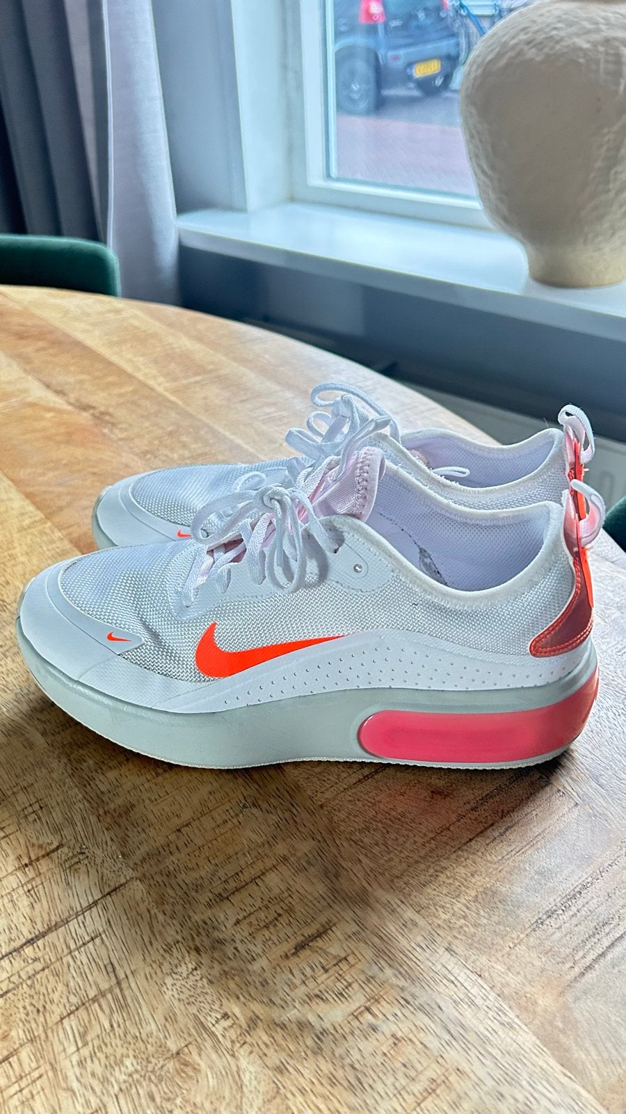 Nike sneakers maat 40 - Wit met oranje accenten, Ophalen of Verzenden, Gedragen, Wit, Sneakers of Gympen