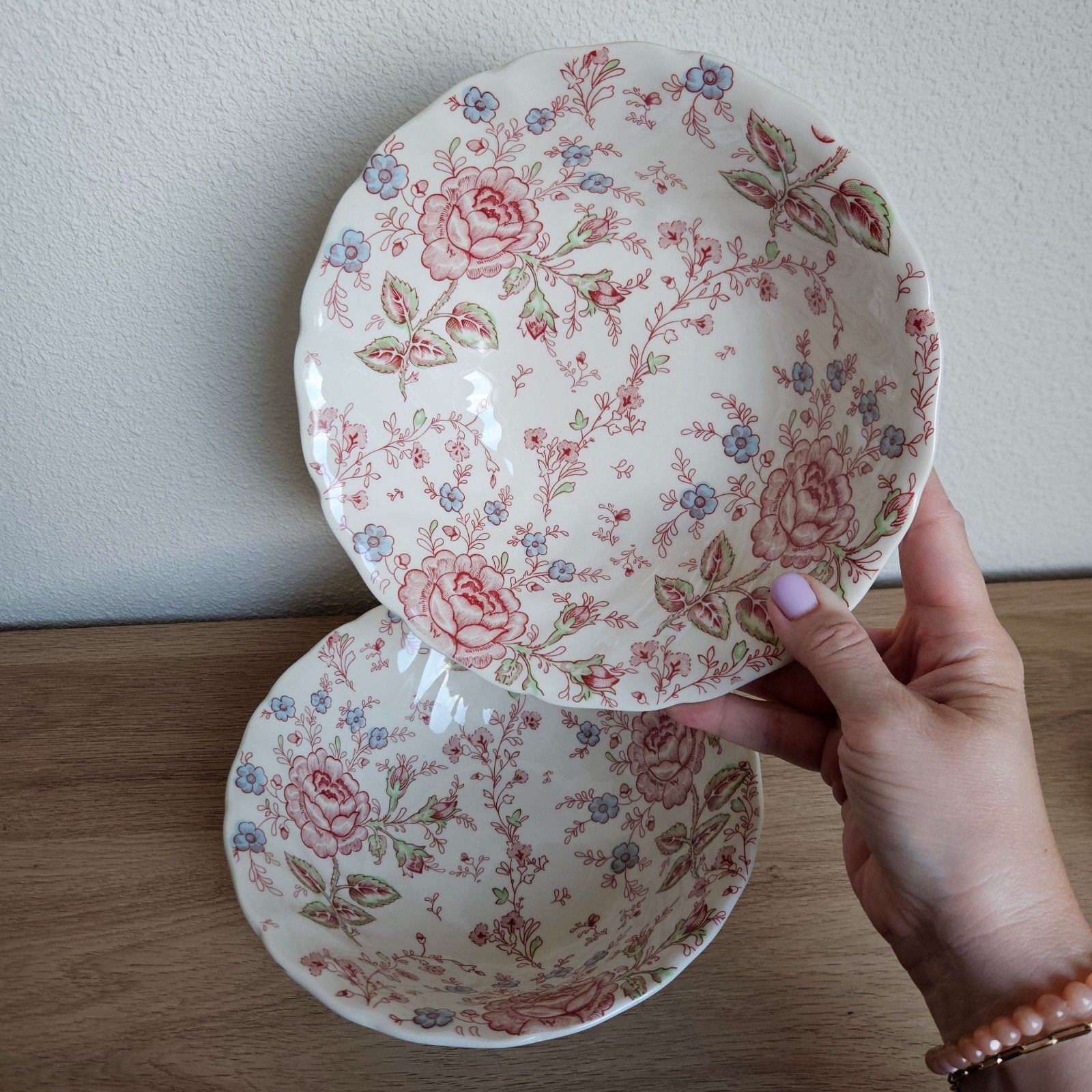 Set van 2 Johnson Bros Rose Chintz kommen met bloemmotief, Overige merken, Ophalen of Verzenden, Zo goed als nieuw, Kom(men)