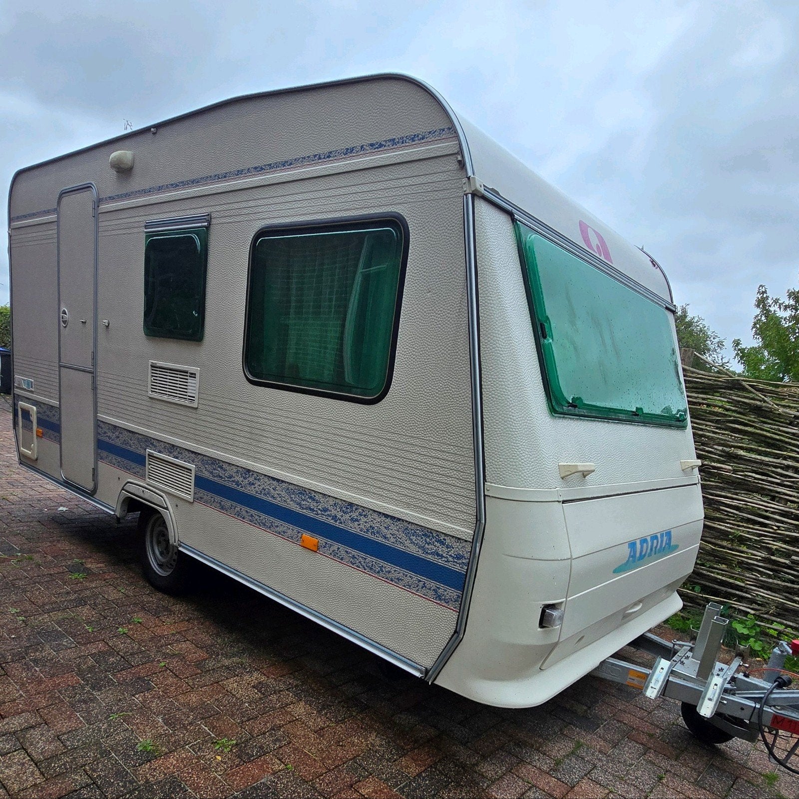 Van 1e eigenaar Complete Adria Unica 390 DS maar 685 KG, Caravans en Kamperen, Particulier, Adria, 4 tot 5 meter, Tot en met 4