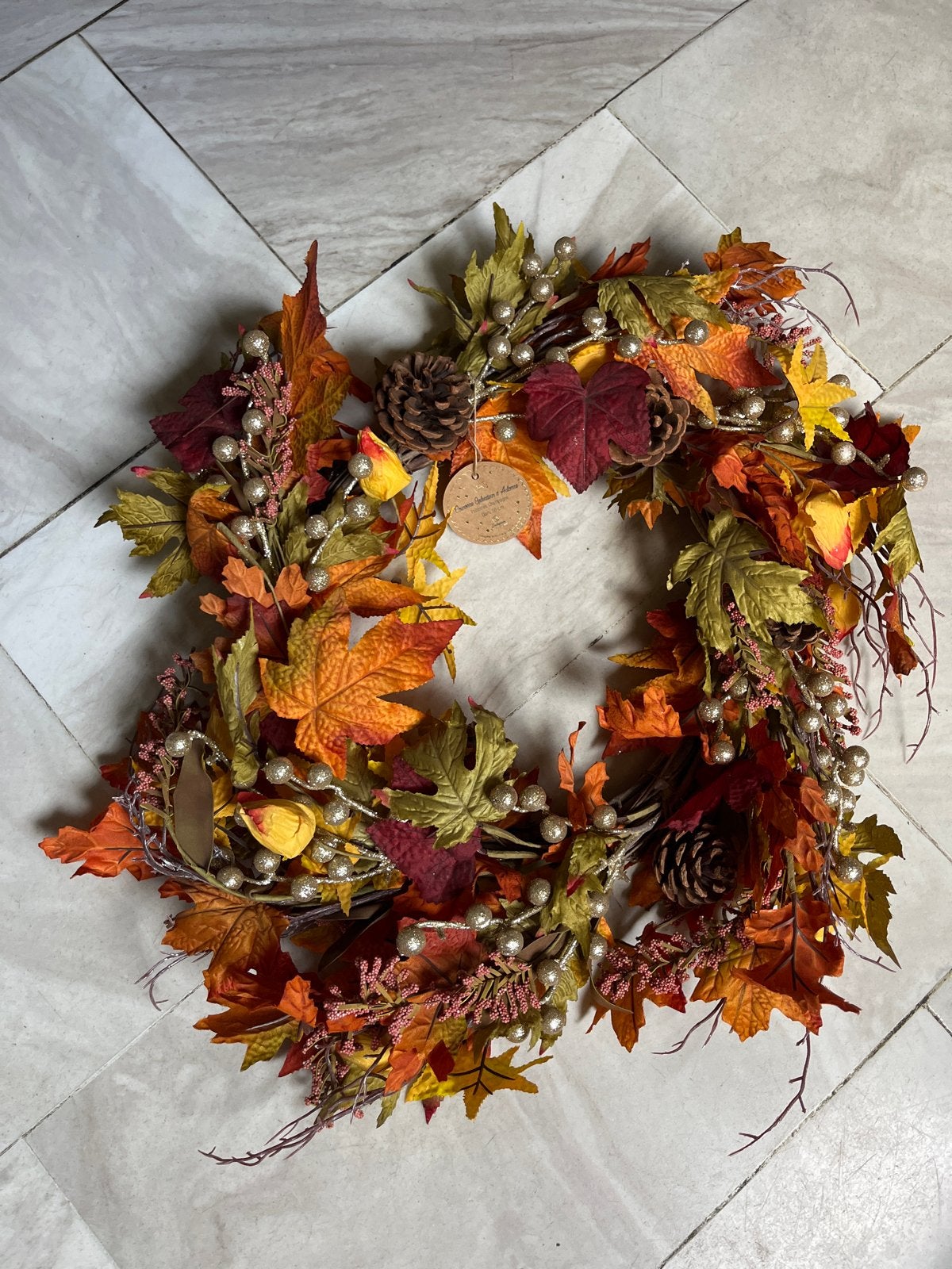 Herfstkrans met bladeren, dennenappels en bessen, Huis en Inrichting, Meerkleurig, Kunststof, Ophalen of Verzenden, Landelijk
