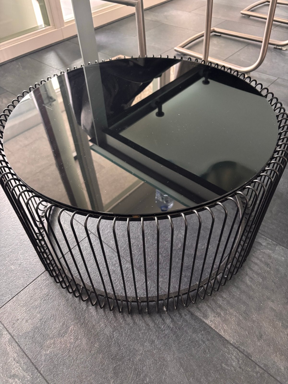 Ronde salontafel met zwart metalen onderstel en glas, Huis en Inrichting, Tafels | Salontafels, Ophalen, Minder dan 50 cm, 50 tot 100 cm