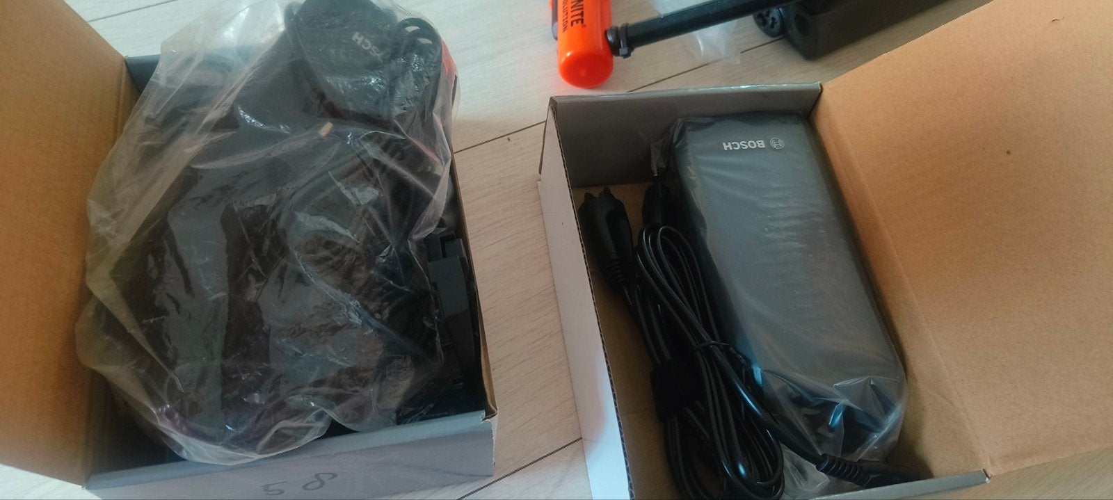 Twee Bosch  500 accu en Charger pick up only must go now, Ophalen, Nieuw