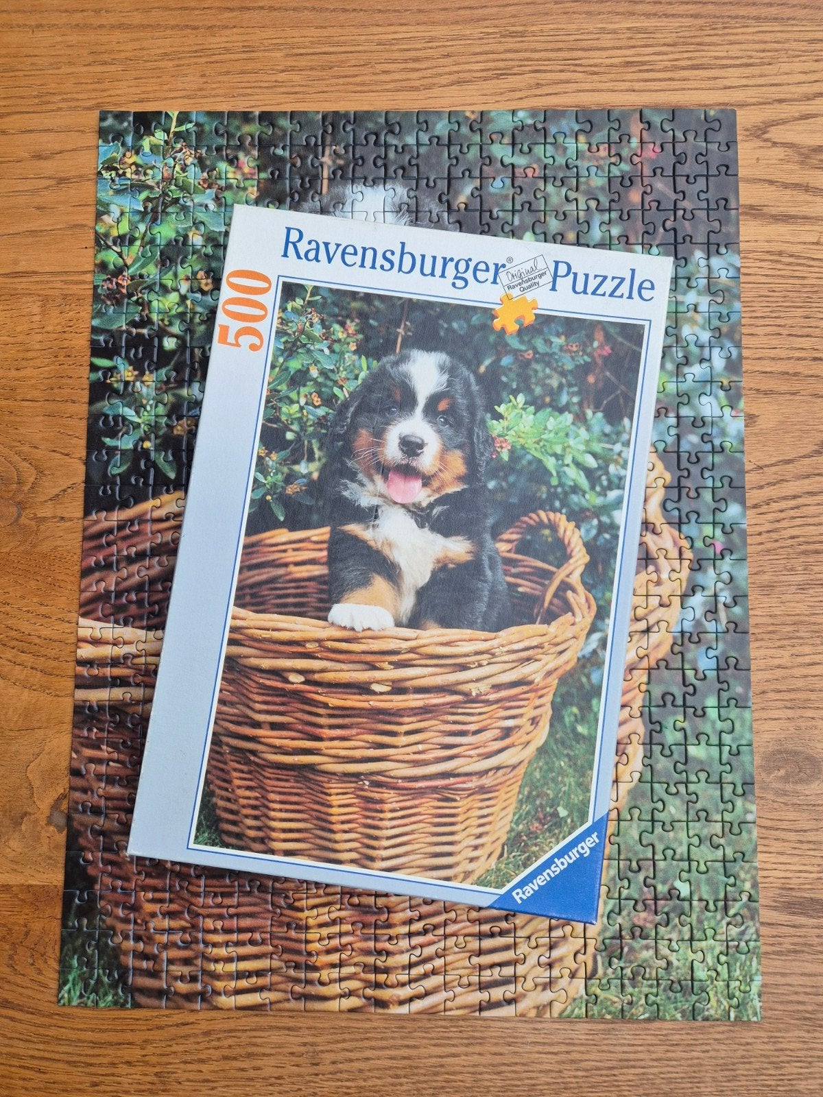 Puzzel Berner Sennen puppy in rieten mand, 500 stukjes, Ophalen of Verzenden, 500 t/m 1500 stukjes, Gebruikt, Legpuzzel